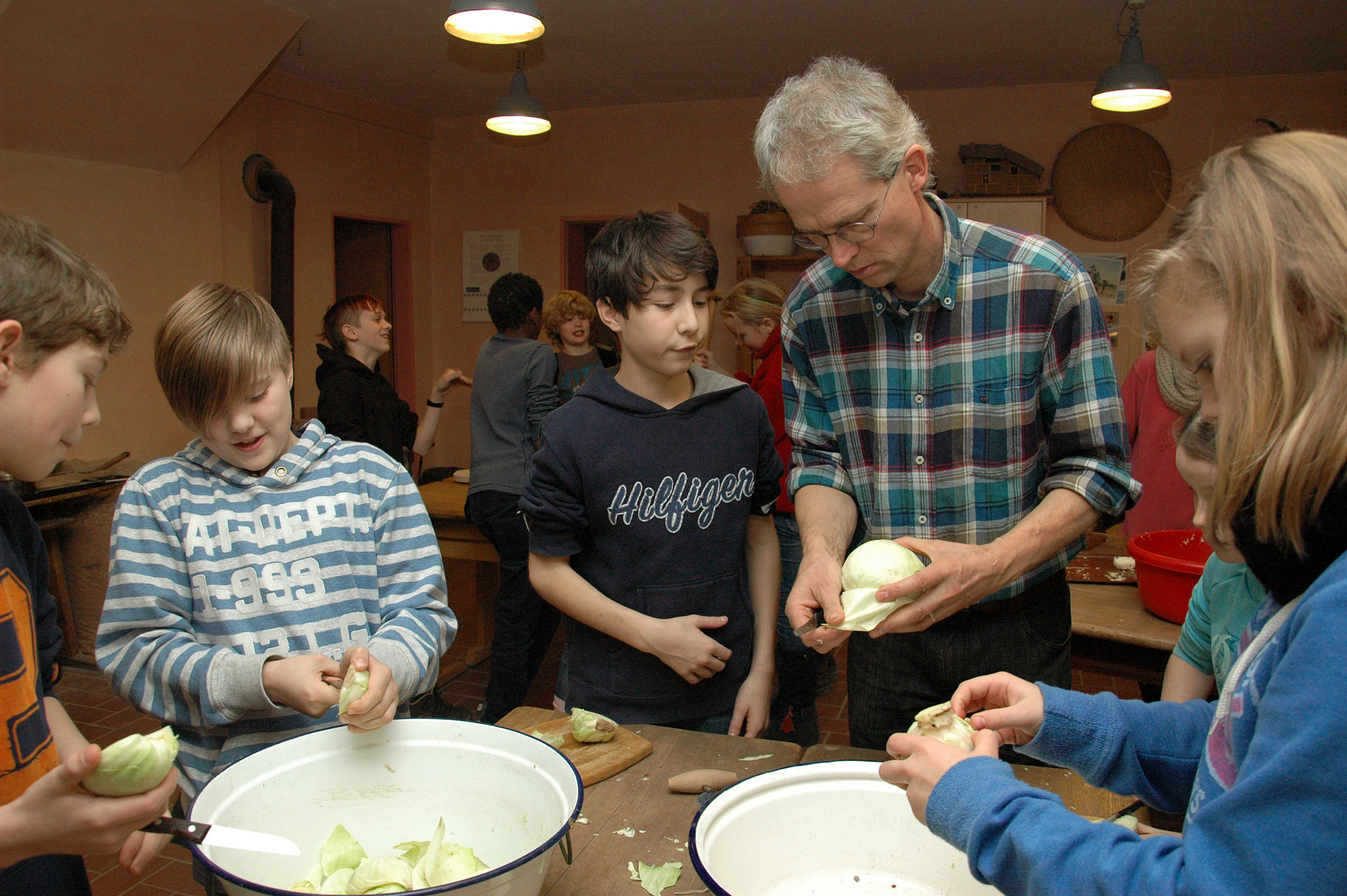 Gartenbaulehrer Christoph Tober erklärt, wie man den Kohl zu Sauerkraut verarbeitet.