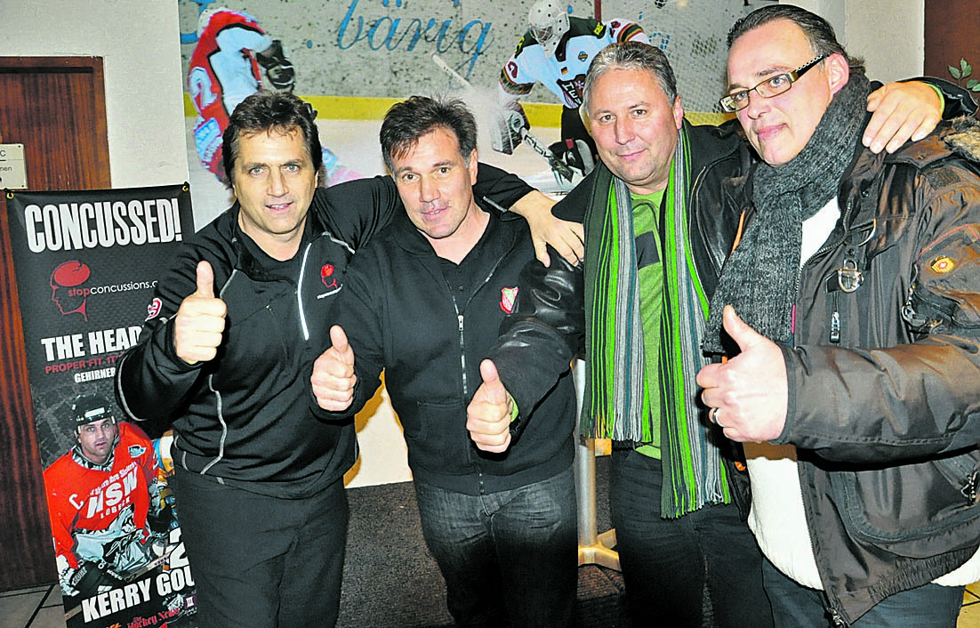 Daumen hoch für eine tolle Veranstaltung (v. li.): Kerry Goulet, Guido Drongowski (Koordinator der All-Star Mannschaft) , Armin Schnitzler (ehemaliger HEV-Spieler) und Hans-Jürgen Schubert (Geschäftsführer Gysenberghallen GmbH).
