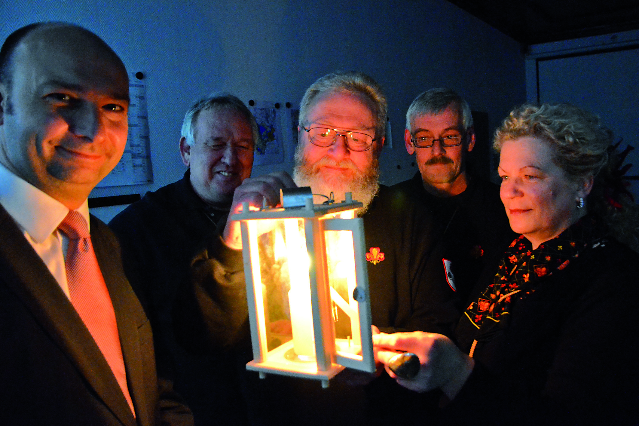 Wolfgang Erley (Mitte) und seine Frau Gabriele sowie Rainer Oberholz (Zweiter von links) und Gerhard Adam brachten das Friedenslicht zu Bürgermeister Stefan Freitag (links) ins Rathaus. Foto: Bangert