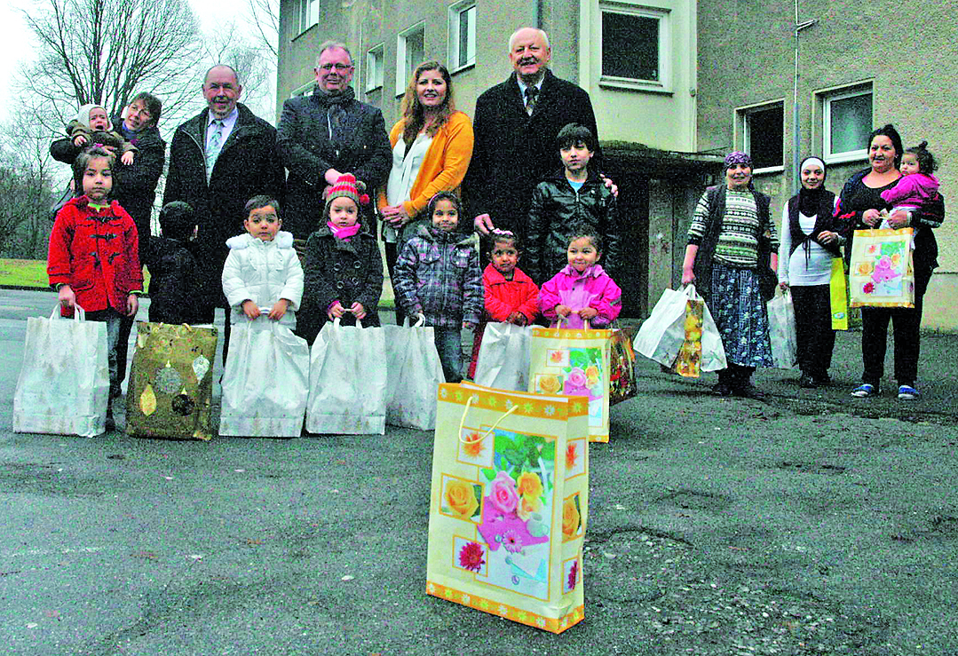 An der Elisabethstraße in Velbert konnten dank der finanziellen Unterstützung des Vereins „Not neben Dir“ Weihnachtsgeschenke an die Kinder verteilt werden. Foto: Menke