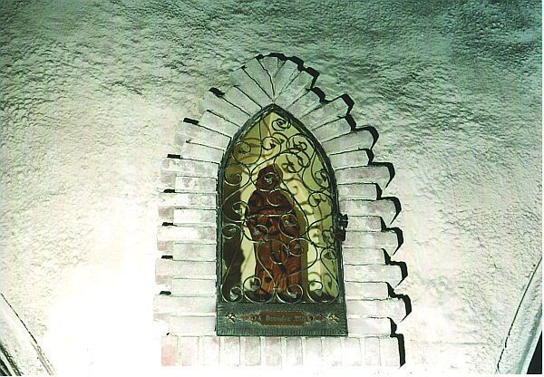 HOLZFIGUR DER HEILIGEN BARBARA AUF DER 885 M SOHLE, 1985 von Thyssen Schachtbau GmbH gestiftet.