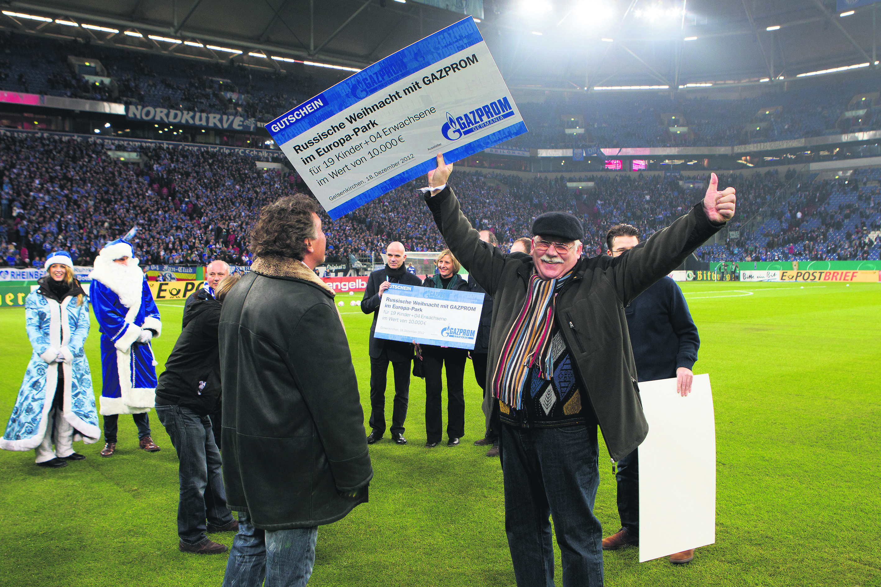 Bescherung auf russisch. Überglücklich schwenkt Manfred Baasner den Besuchsgutschein.