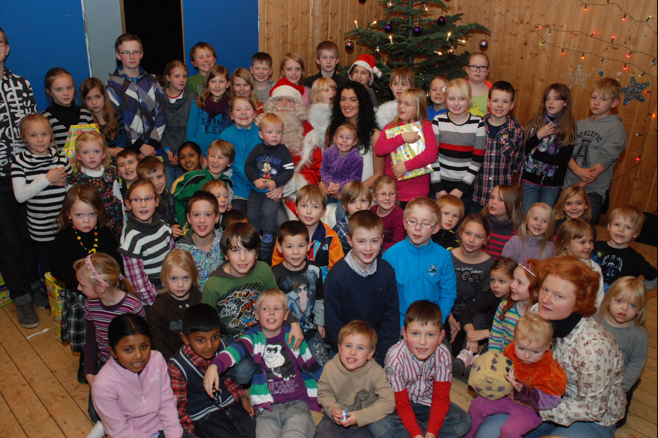 Entspannen nach der verrichteten Arbeit: Der Weihnachtsmann und sein Engel verteilten zahlreiche Geschenke im Kinder- und Jugendtreff Gierskämpen. Foto: Albrecht