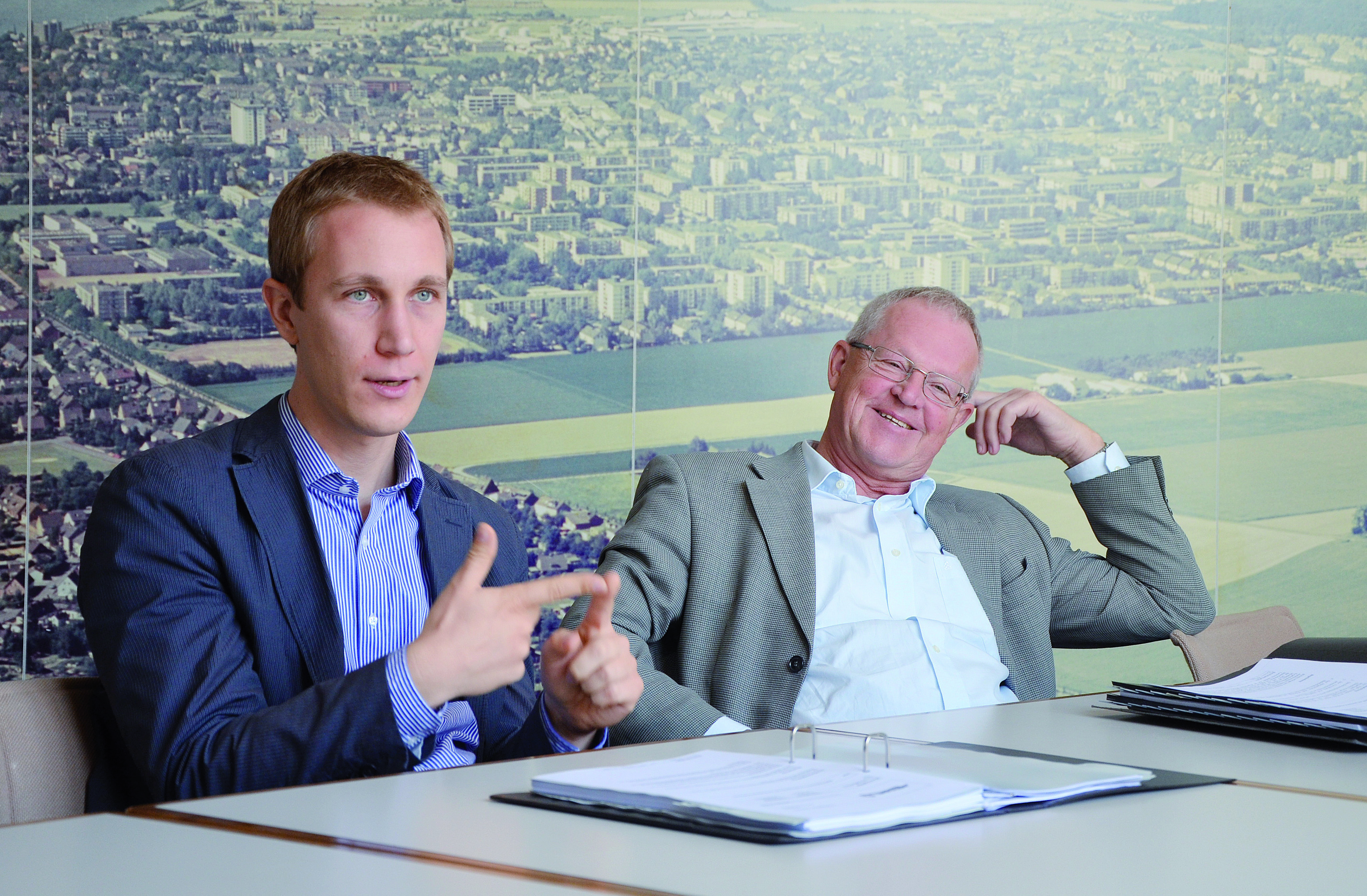 Monheims Bürgermeister Daniel Zimmermann und Stdtkämmerer Max Herrmann können inzwischen fast schon von Monat zu Monat immer bessere Zahlen präsentieren. Foto: Thomas Spekowius