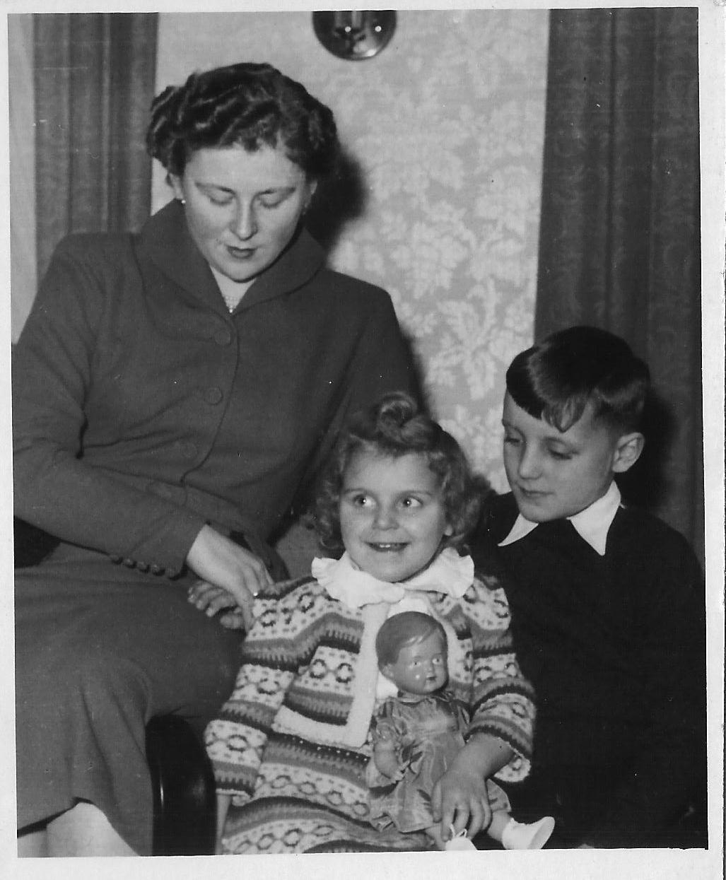 Die kleine Monika mit Mutter Elsbeth und Bruder Karl-Joachim.