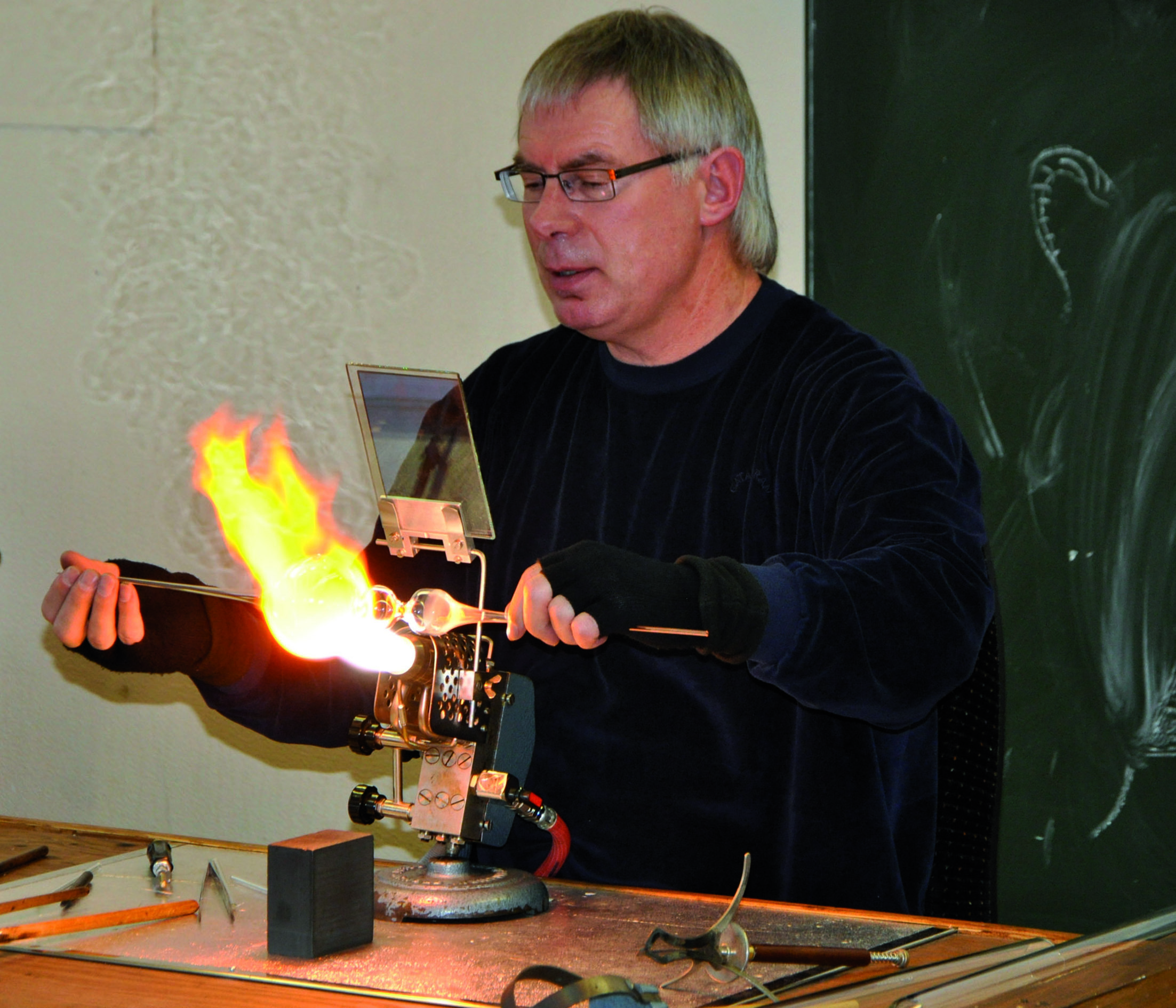 Heizte den Gymnasiasten ein: Glasbläser Peter Schweifel präsentierte sein beachtliches Können und gab etliche Anekdoten aus seinem Erfahrungsschatz preis.