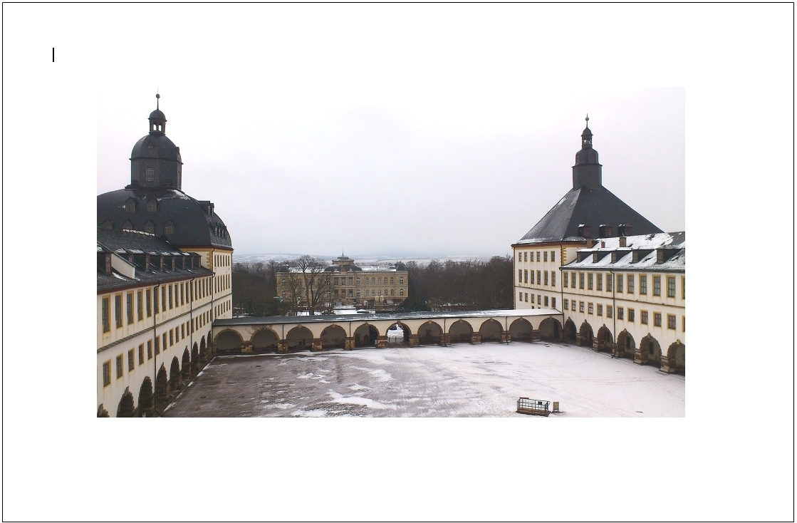 Bekannt ist der Blick auf das Schloss von Süden her. Hier ein Blick vom Gothaer Schloss Friedenstein nach Süden (auf das wieder werdende "Herzogliche Museum") // (im hier rechten Turm befindet sich das Ekhof-Theater)
