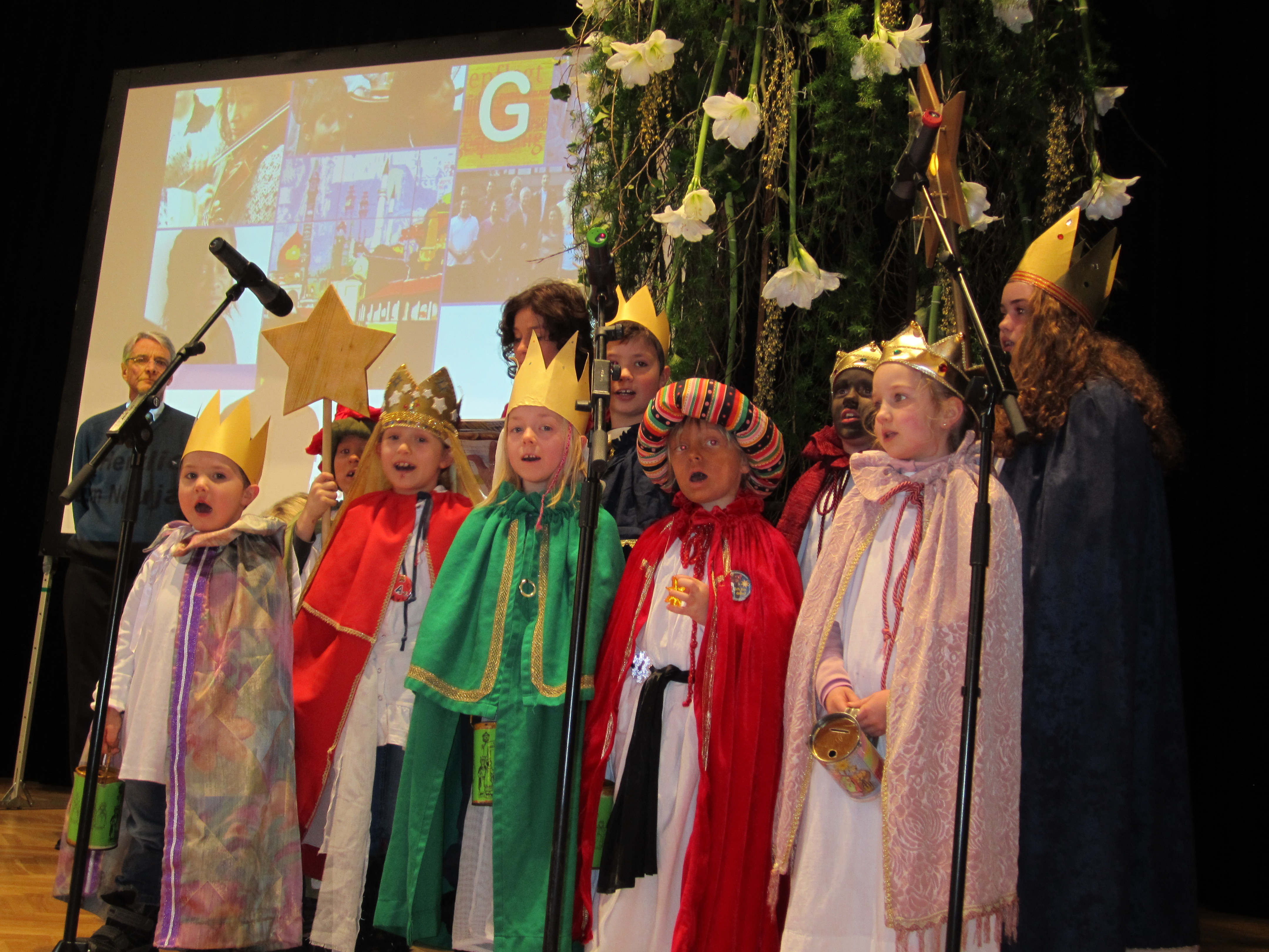 Die Sternsinger der Sternsingeraktion 2011/2012 beim Neujahrsempfang Stadt Gevelsberg 2012 mit Franz Müntefehring schliessen den Rückblick auf das vergangene Jahr ab und leiten das neue Jahr ein ... Foto: © Kay Wedi