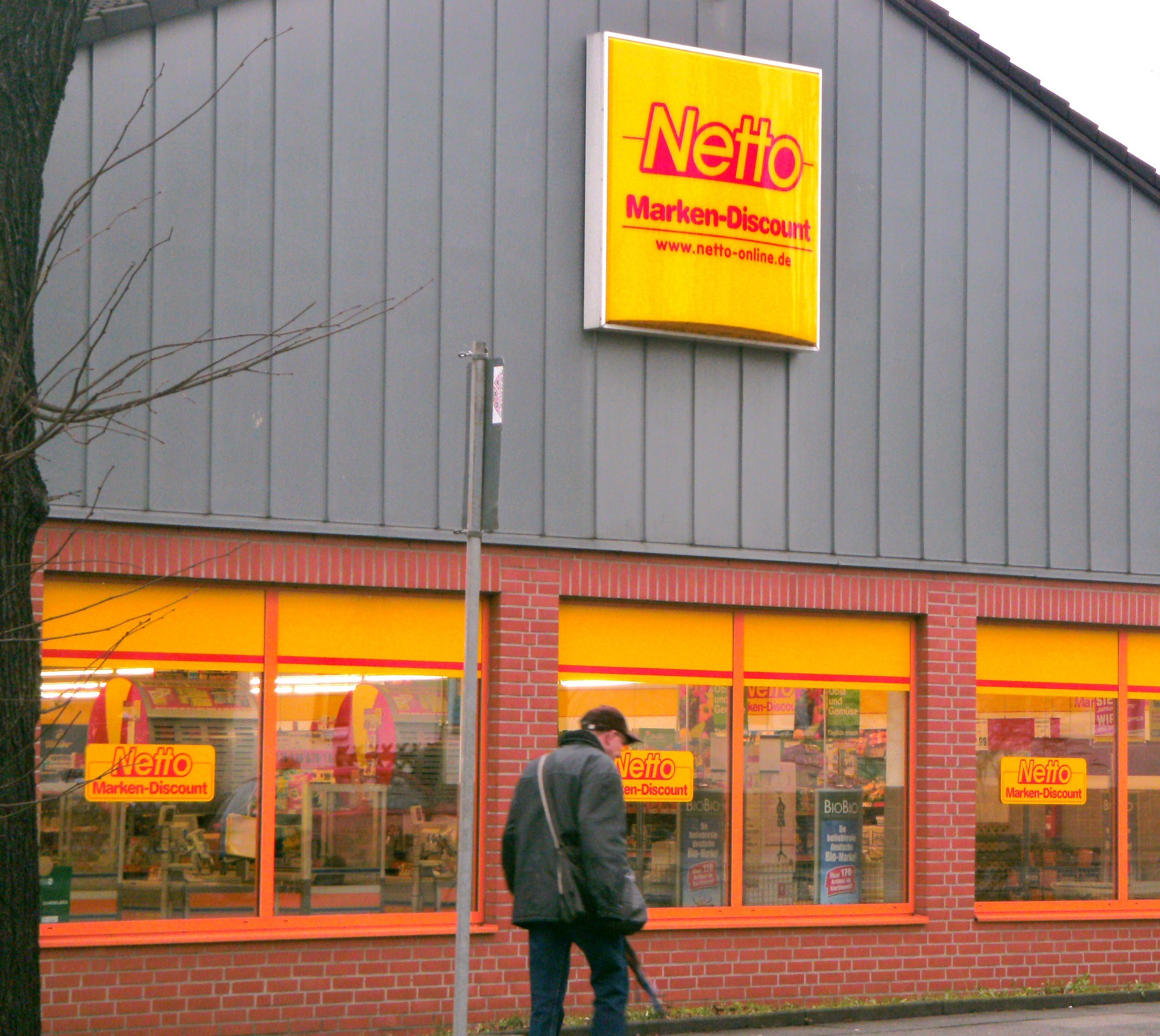 So leuchtend warm und strahlend ist das Innenleben einer Netto-Filiale leider nicht immer.