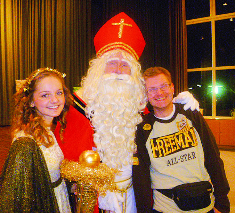 In Begleitung eines Engels stattete der Nikolaus den Mitgliedern der „Lebenshilfe Gladbeck/Bottrop“ einen vorweihnachtlichen Besuch ab.