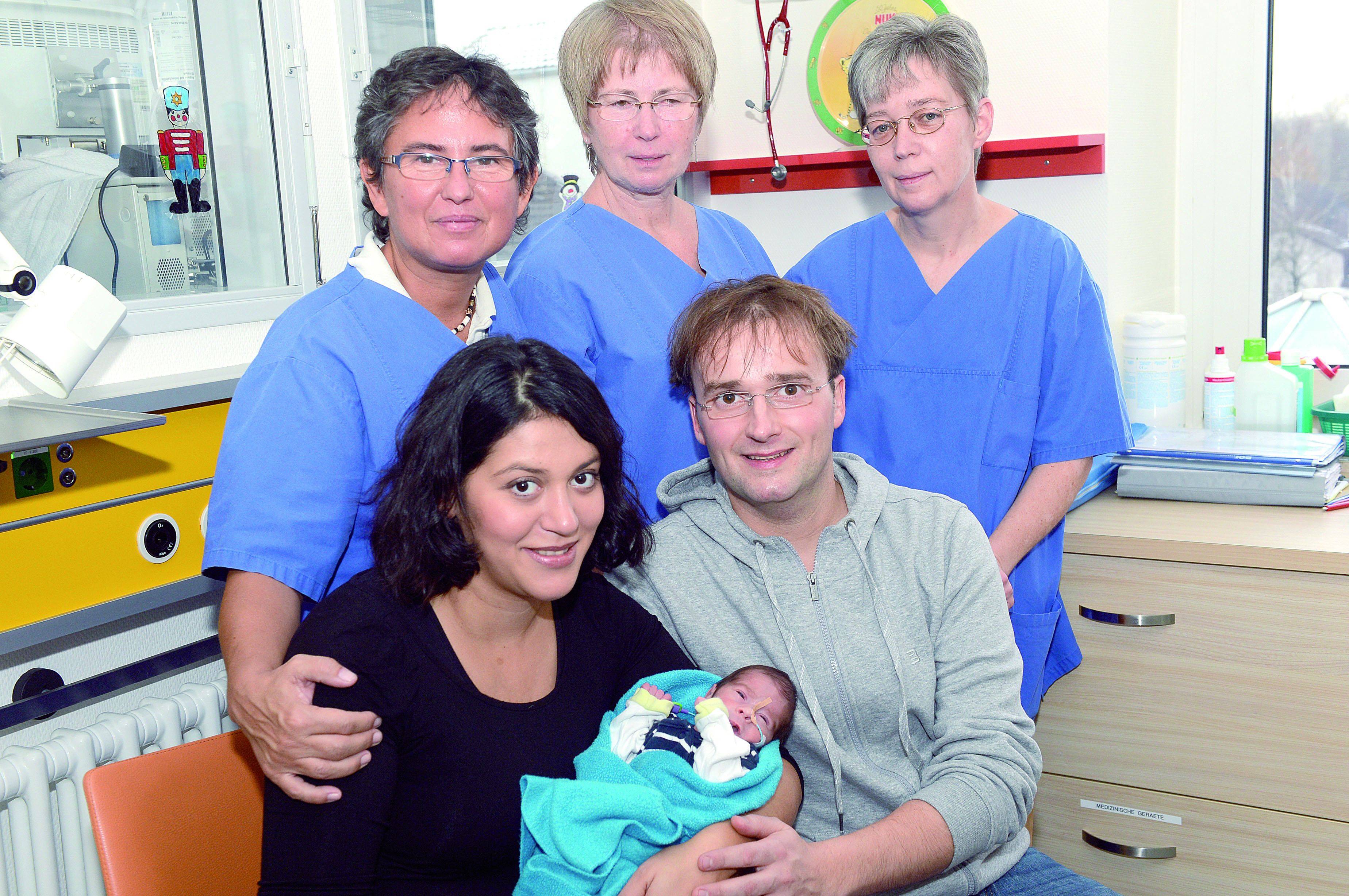 Claudia und Ludger Janßen sind glücklich, dass es dem kleinen Paul gut geht. Das „Frühchen“ wurde in den vergangenen Wochen von den Mitarbeitern der Neonatologie um Oberärztin Dr. Birgit Niemeyer, li., aufgepäppelt.