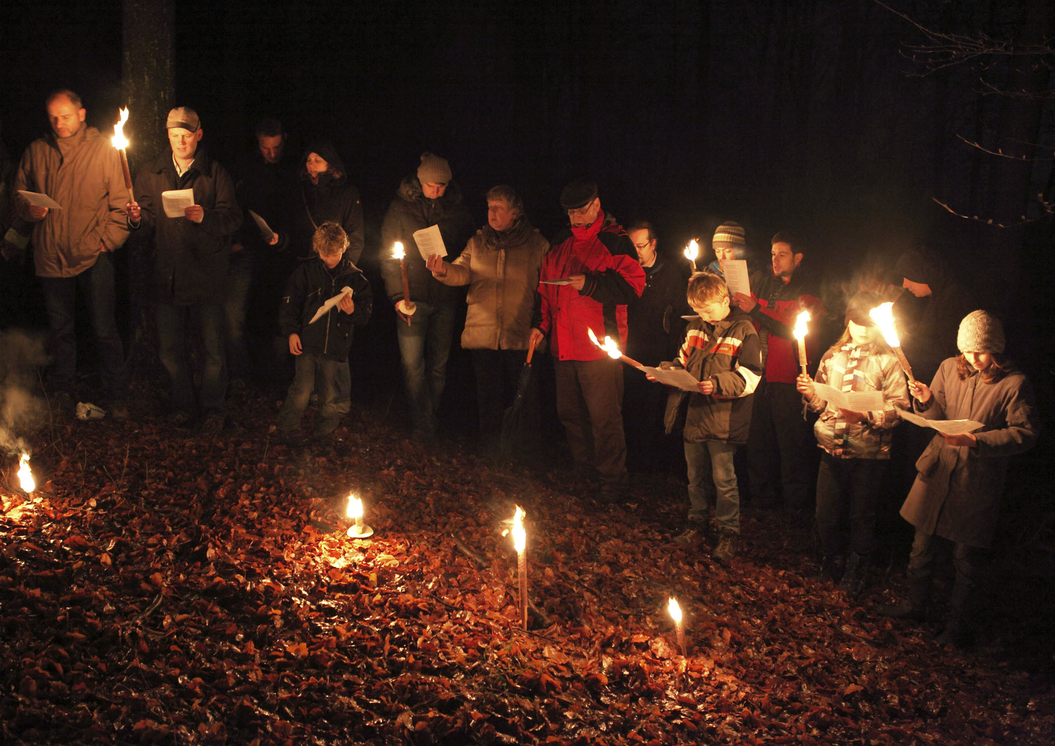 Inmitten der Iserlohner Natur feierten Iserlohner Pfadfinder ihren traditionellen Weihnachts-gottesdienst zum Schein der Fackeln.