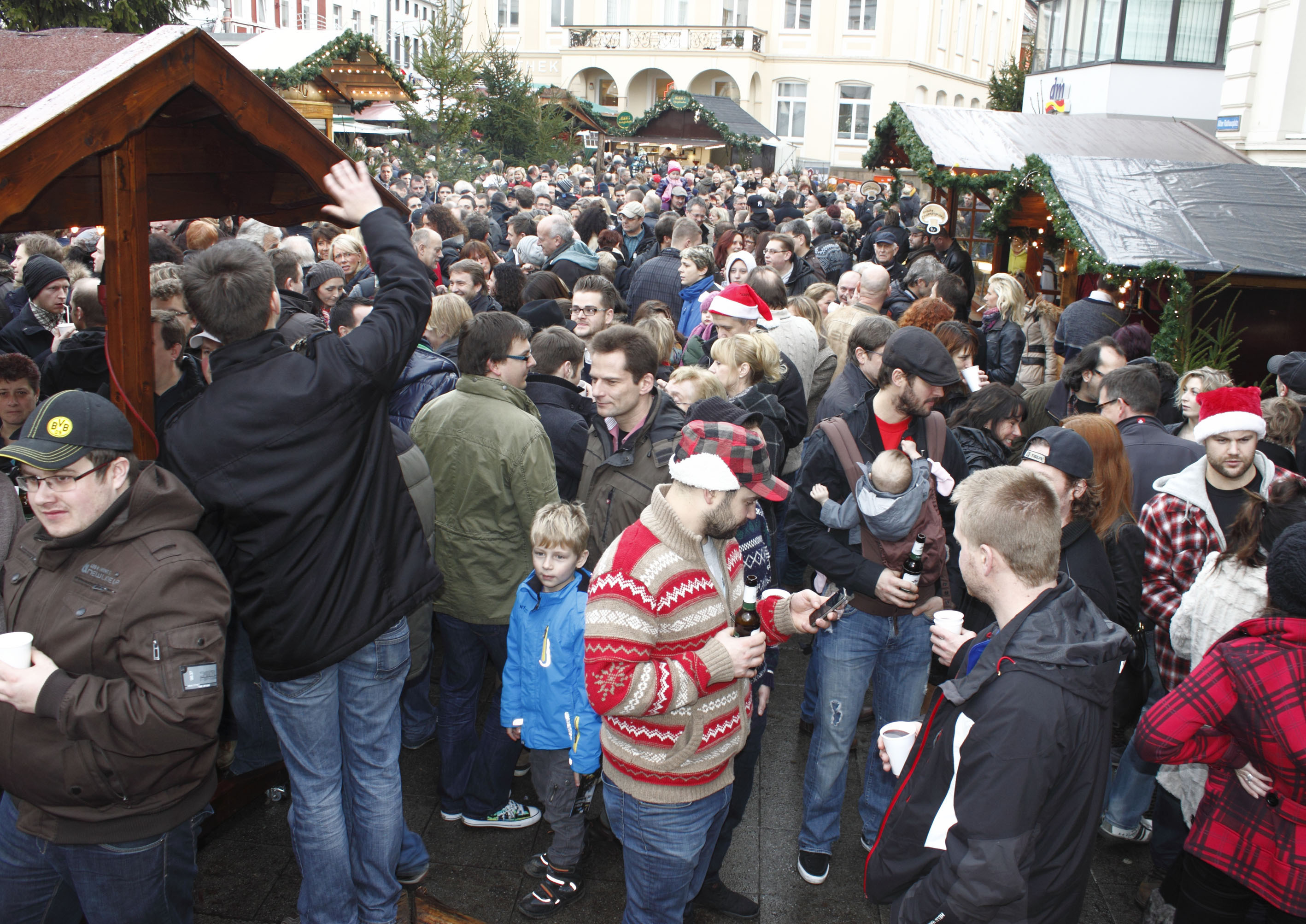 Von allen Seiten war der Iserlohner Rathausplatz zum traditionellem Treffpunkt gegen Mittag gefüllt.