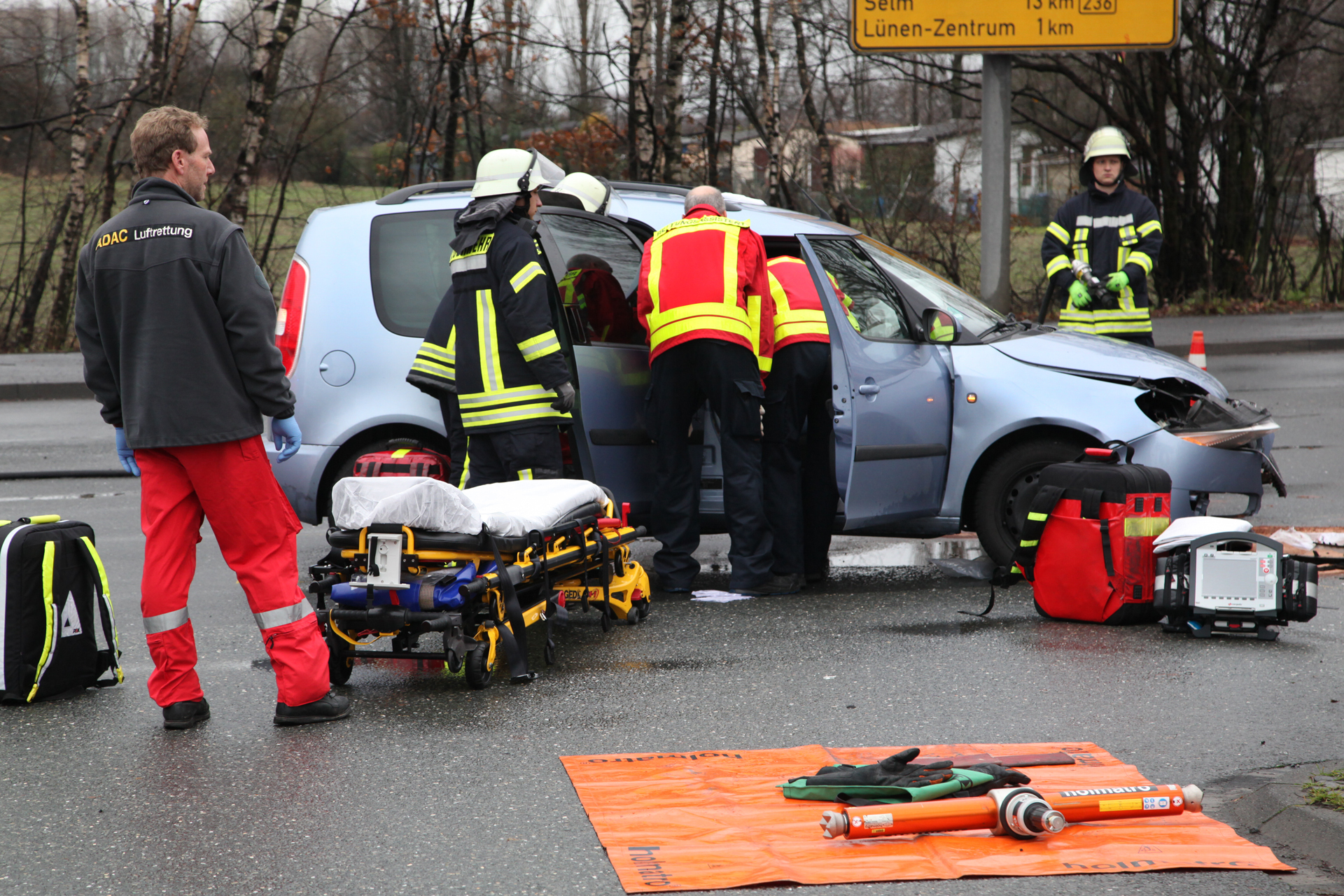 Rettungskräfte kümmern sich um die verletzten Frauen.