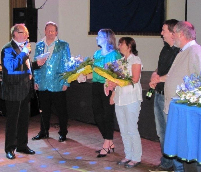 Vorsitzender Fritz Lauer beglückwünscht die Vereins-Champions (v.r.) Rainer Brendt, Ludger Felderhoff, Sigrid Köstering und Birgit Grundwald