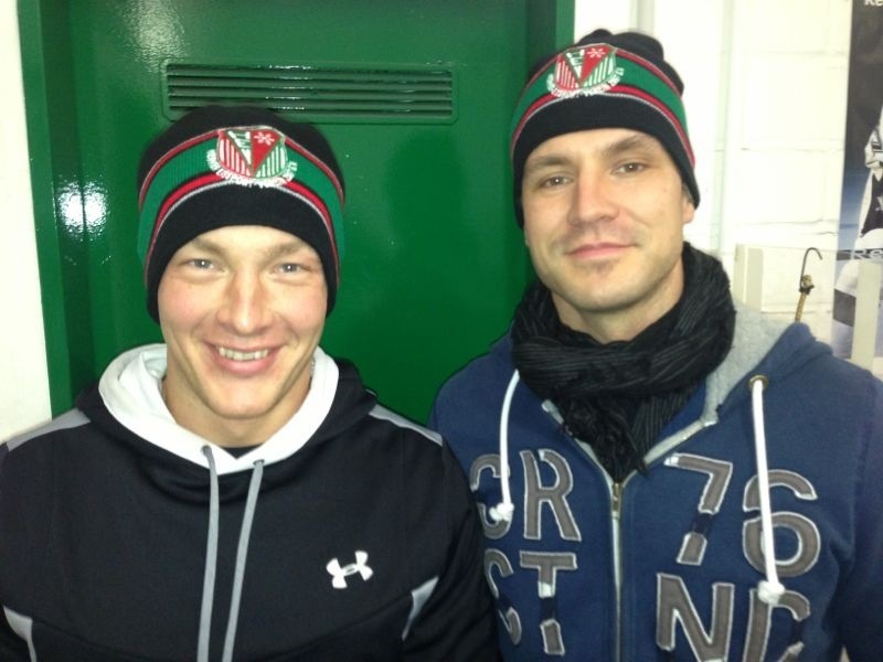 Antti Miettinen und Mika Paananen wünschen Frohe Weihnachten. Foto: Herner EV