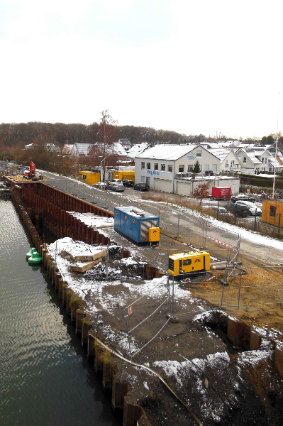 Rostige Spuntwände trennen die DLRG-Rettungswache vom Kanal. Foto: DLRG