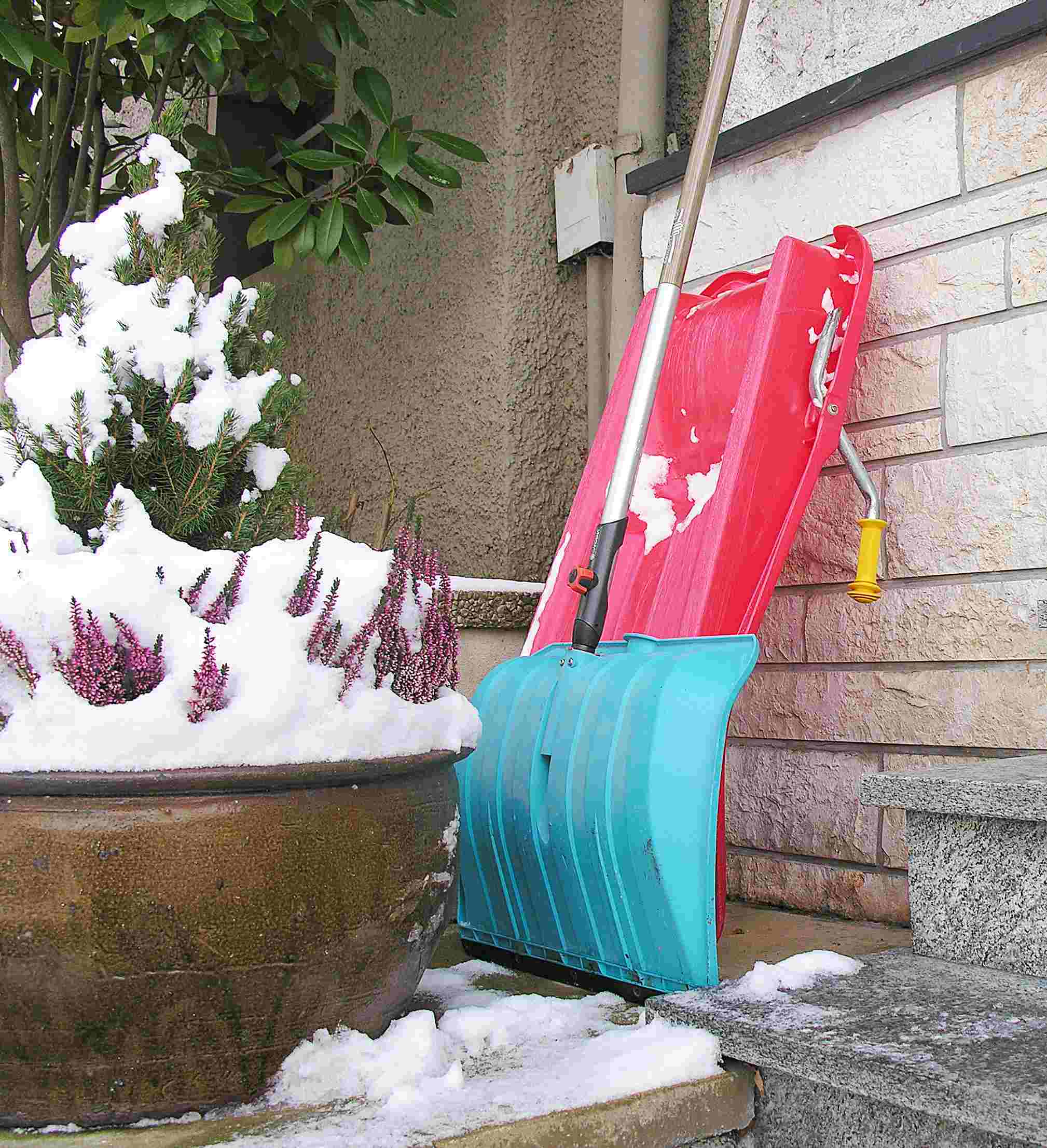 Schlitten und Schaufel - ganz eng beieinander ...