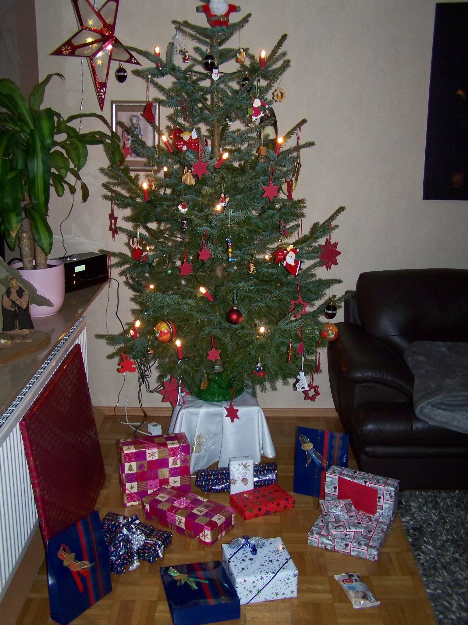 Vor der Bescherung, der Baum wurde von den Kindern geschmückt