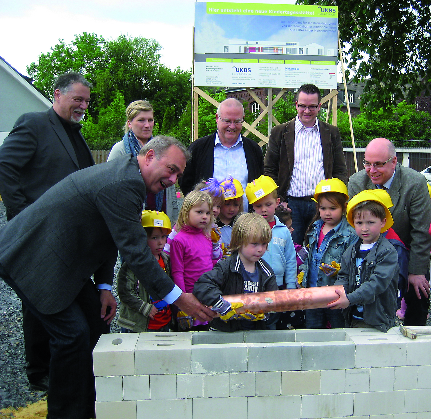 Kinder legen für den Neubau der neuen Kindertagesstätte an der Heinrichstraße in Königsborn durch die UKBS selbst den Grundstein. Doch der Trend geht hin zu einem generationenübergreifenden Bauen - und Wohnen.