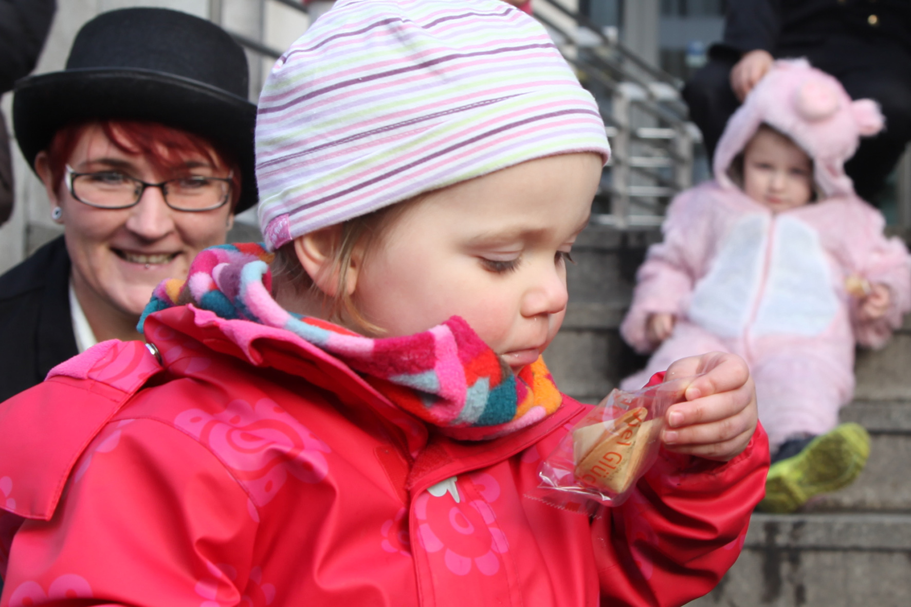 Wenn das kein Glück bringt: Schornsteinfeger zur Linken, Glücksschweinchen zur Rechten und den Glückskeks fest in der Hand! Schornsteinfeger und Glücksschweinchen verteilen vor und in Geschäftsstellen der Sparkasse Bochum Glückwünsche und Glückskekse zum neuen Jahr