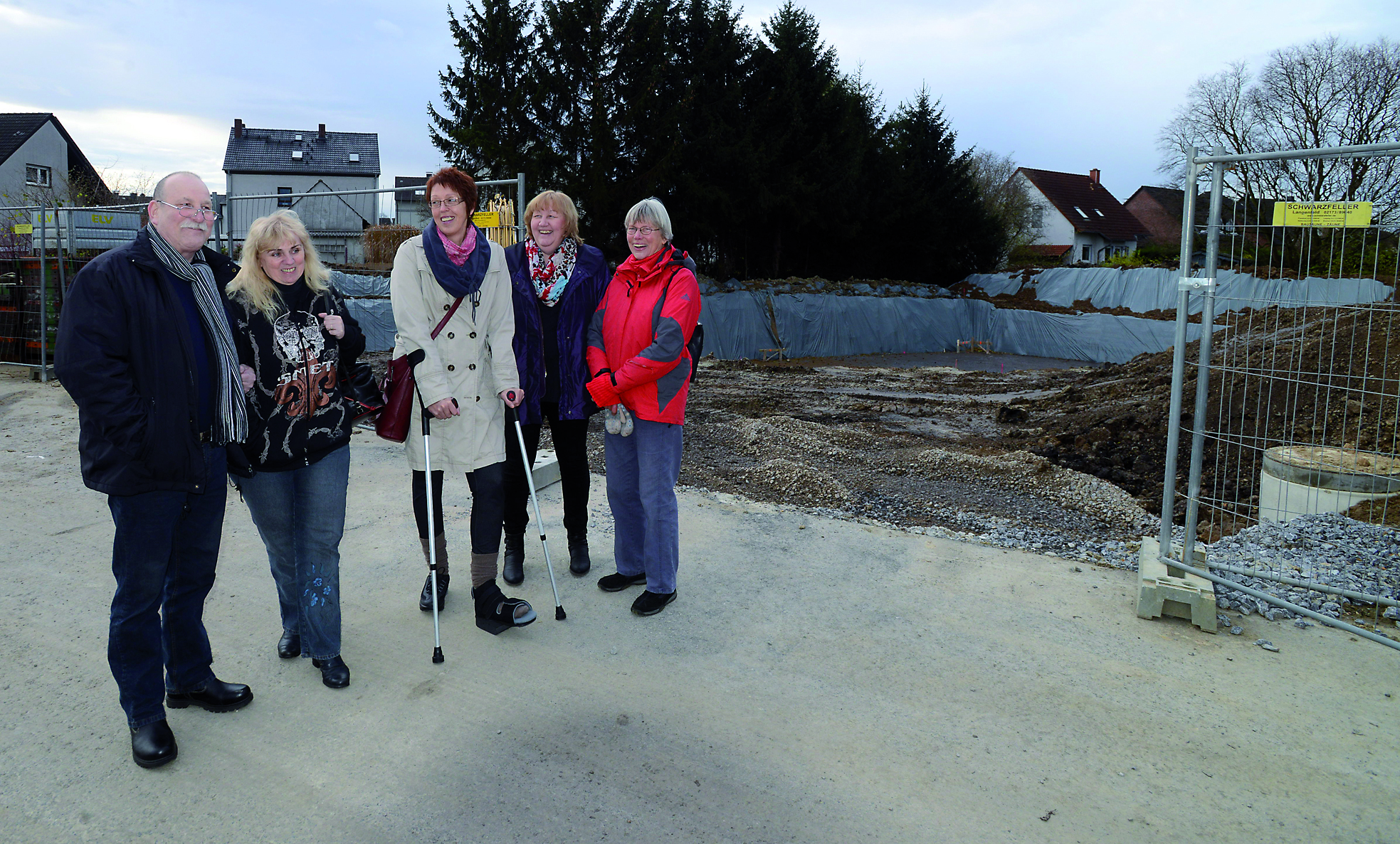 Eines der zukunftsweisenden Wohnprojekte entsteht an der Bismarckstraße in Unna-Massen. Noch ist hier nur eine Baugrube, doch in einem Jahr möchten (v.l.) Wilfried und Christel Knauer, sowie Gerda Bremkes, Brigitte Eckes und Monika Kutscher hier im Generationen-Projekt Falkenhain wohnen. An jedem ersten Dienstag im Monat wird eingeladen zum Interessen-Stammtisch im AWO-Treff Mühlrad in Massen.