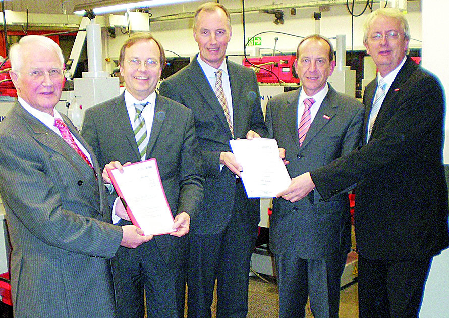 Harald Rutenbeck(Präsident der Südwestfälischen Industrie- und Handelskammer zu Hagen),Thomas Rachel(Parlamentarischer Staatssekretär im Bundesministerin für Bildung und Forschung),Dr. Matthias Heider (MdB),Kreishandwerksmeister Christian Will und Kreishandwerksmeister Thomas F. Bock (v. l.).