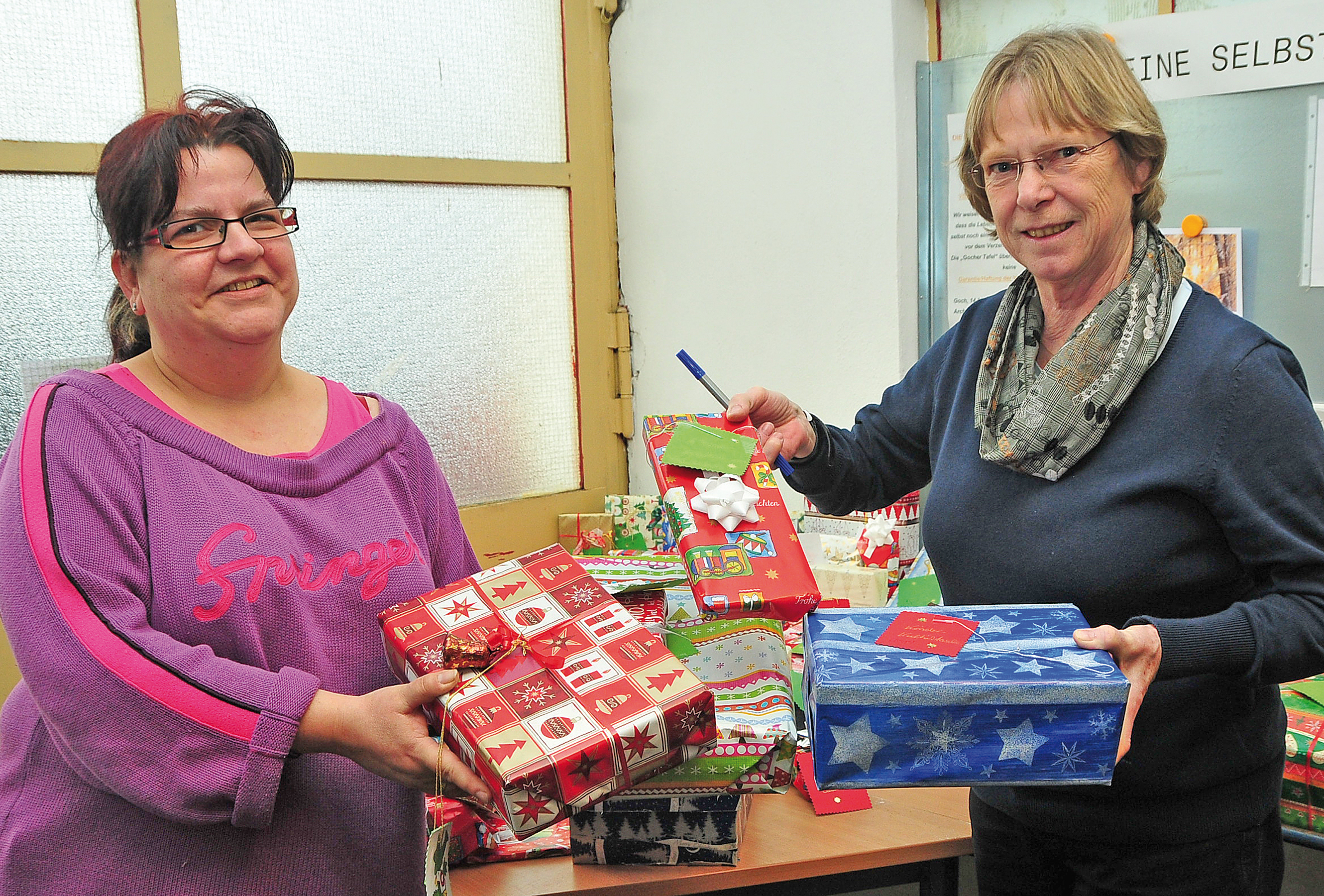 Diana Welbers (l) und HIldegard Jäger (r) von der Gocher Tafel haben bei der vorweihnachtlichen Bescherung geholfen und wurden mit vielen glücklichen Gesichtern für ihren ehrenamtlichen Einsatz belohnt.