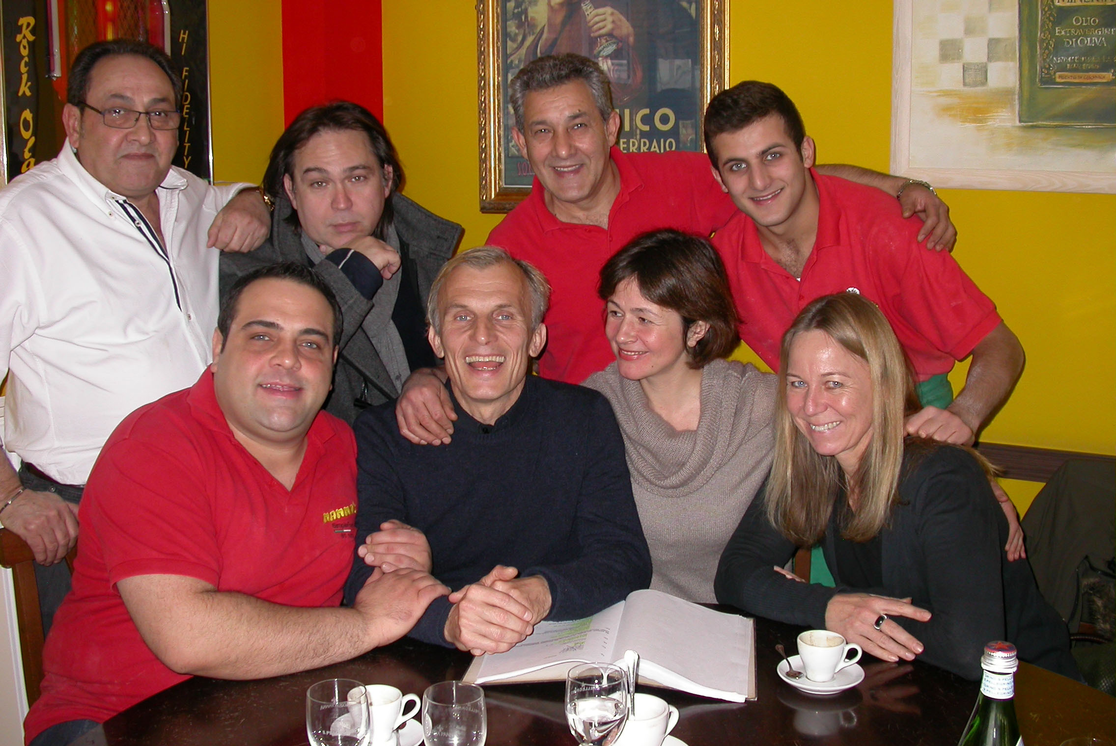 Probenpause: Adnan Köse (o. 2. v. l.), Richard Sammel (lacht) und Irma Barry-Schmitt (u. 2. v. r.) beim Lieblings-Italiener in DIN.