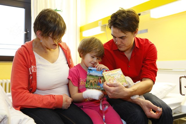Weihnachten im Krankenhaus - das ist für Kinder besonders hart. Schon seit 2002 besucht der Verein Kinderlachen am Heiligabend die kleinen Patienten der Kinderklinik und verteilt Geschenke, hier mit prominenter Unterstützung des Schirmherrs der Aktion, Matze Knop.