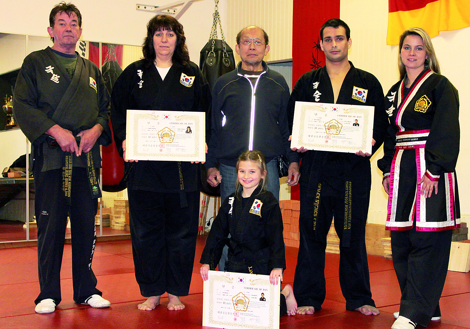 Meister Karl Heinz Gruber (v.l.), Claudia Standop, Grossmeister Dr. Minh Tah Jao , Oliver Bäcker, Meisterin Michele Thompson Gruber, knieend vorne Lina Riedel.