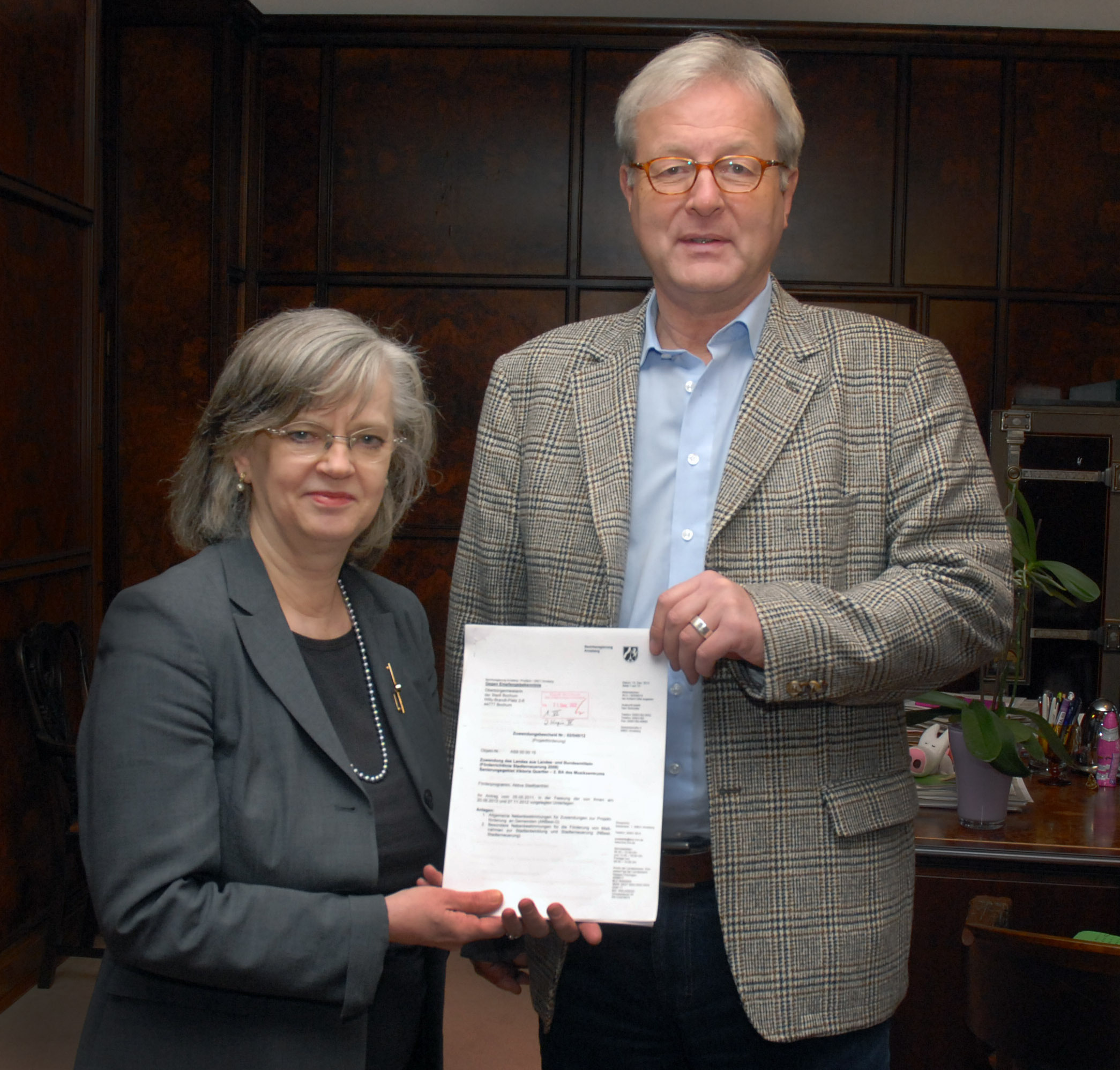 OB Ottilie Scholz und Kulturdezernent Michael Townsend mit dem Zuwendungsbescheid.