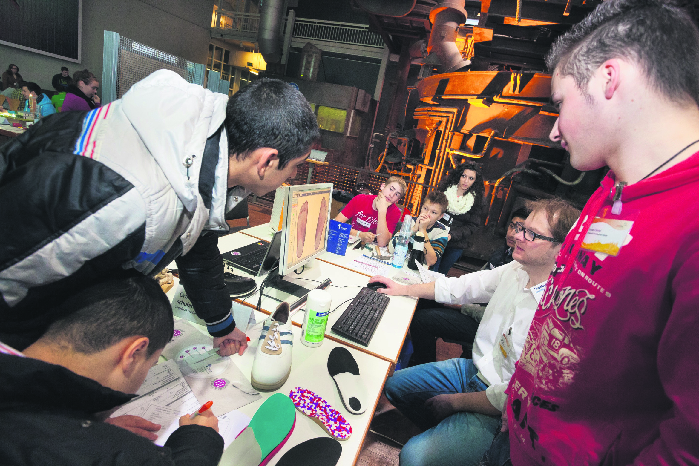Beim „jobtec.training“ stellen Unternehmen die Schüler vor knifflige Aufgaben. Neu dabei war in diesem Jahr die Gesundheitsbranche, hier die Tingehoff Sanitätshaus GmbH, die den Beruf des Orthopädieschuhmachers vorstellte.