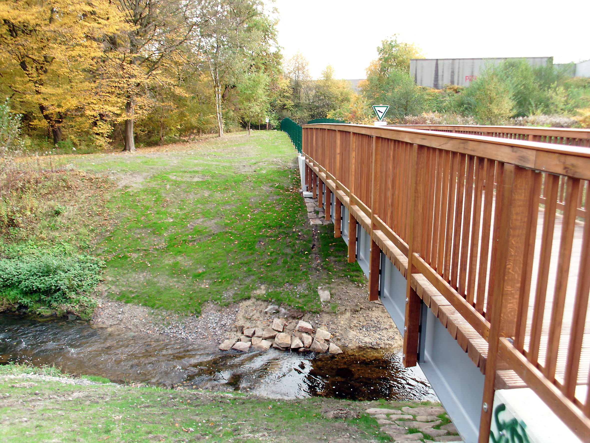 Mit der neuen Fußgängerbrücke über den Bach Körne ist im Jahr 2012 auch der Brückenschlag zwischen Scharnhorst und Brackel, zwischen den Naturschutzgebieten Alte Körne und Buschei gelungen.