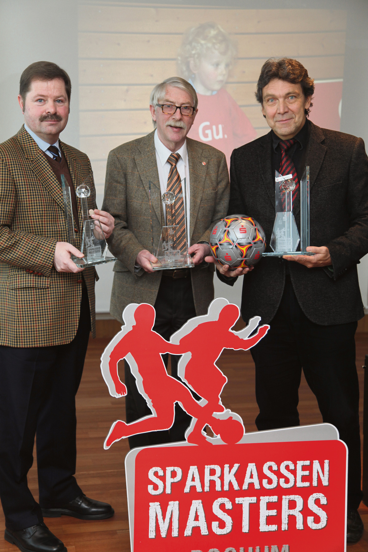 Heiner Hanefeld, 1. Vorsitzender von Endrunden-Ausrichter Concordia Wiemelhausen, Ulrich Jeromin, Vorsitzender des Fußballkreises und Jürgen Dieberg von der Sparkasse Bochum (v.l.) setzen auf attraktiven und fairen Sport bei der Hallen-Stadtmeisterschaft 2013.