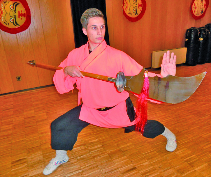 Pascal Schreiter, erster Meistergrad Shaolin Quan Kung Fu, mit der Hellebarde.Foto: PR