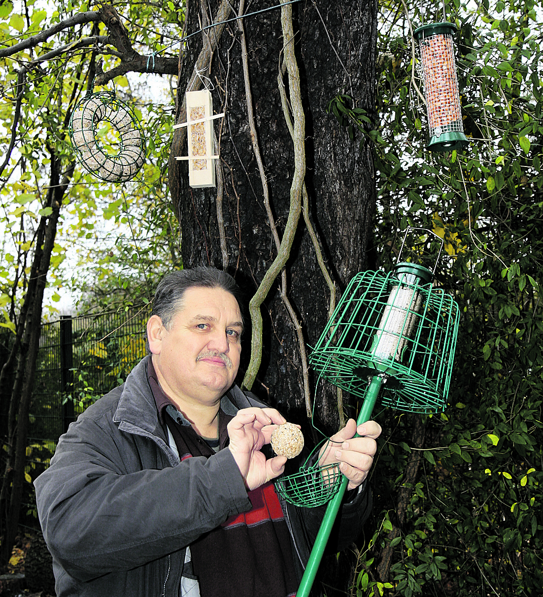 Norbert Kilimann zeigt Futtergeräte, die von den Vögeln gerne angenommen werden.Foto: Erler