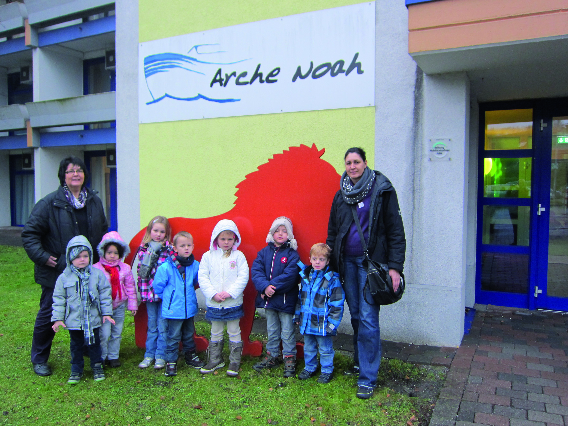 Die Geldspende brachten die Kinder selbst zur Arche Noah.