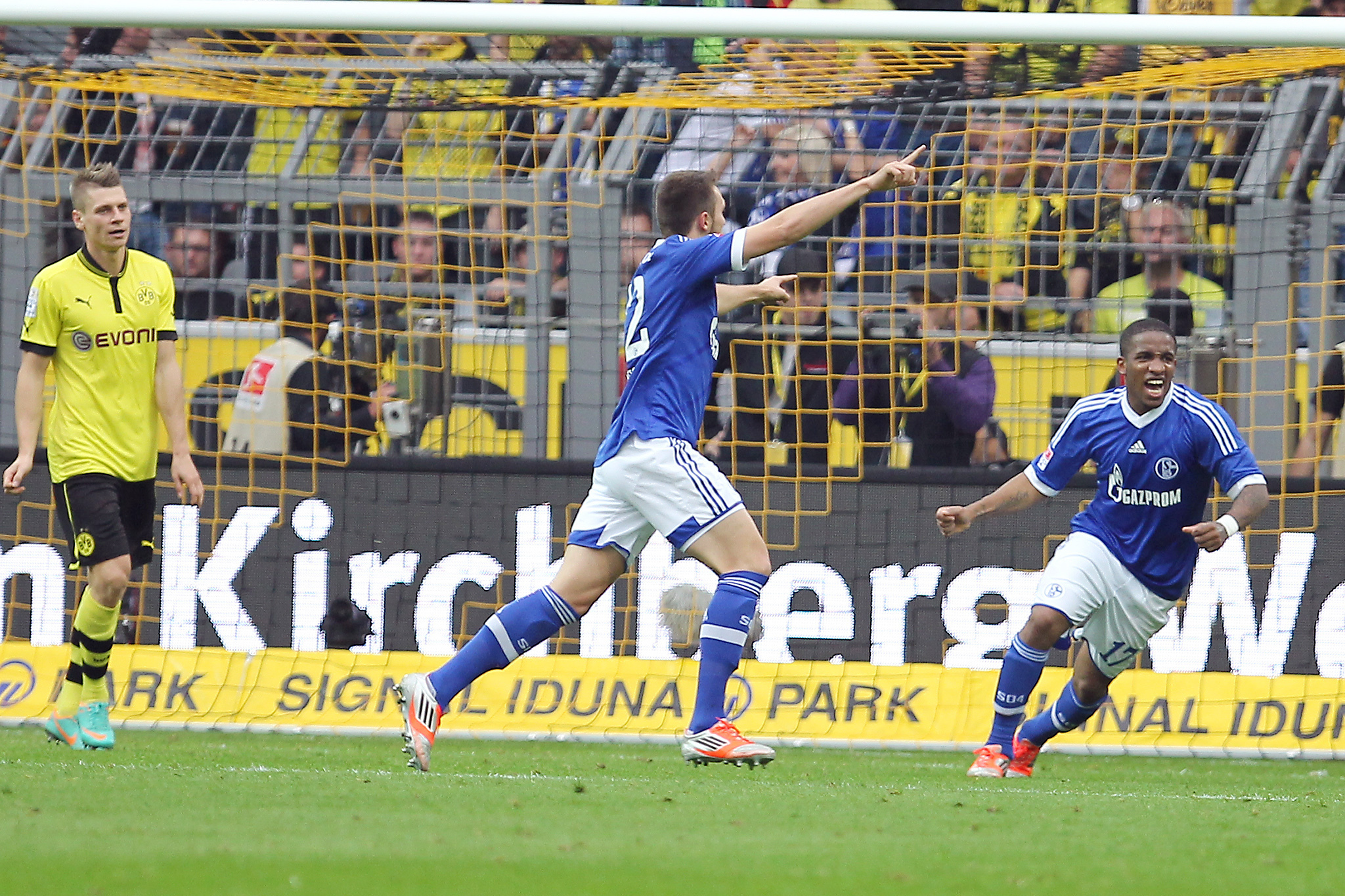 Der aus Schalker Sicht absolute Höhepunkt in 2012 war der Derbysieg bei der Dortmunder Borussia am 20. Oktober. Hier jubelt Marco Höger (m). mit Farfan (r.) über sein zwischenzeitliches 0:2. Am Ende gewann der S04 mit 2:1 und siegte damit nach über zweieinhalb Jahren mal wieder gegen den Reviernachbarn. Foto: Gerd Kaemper