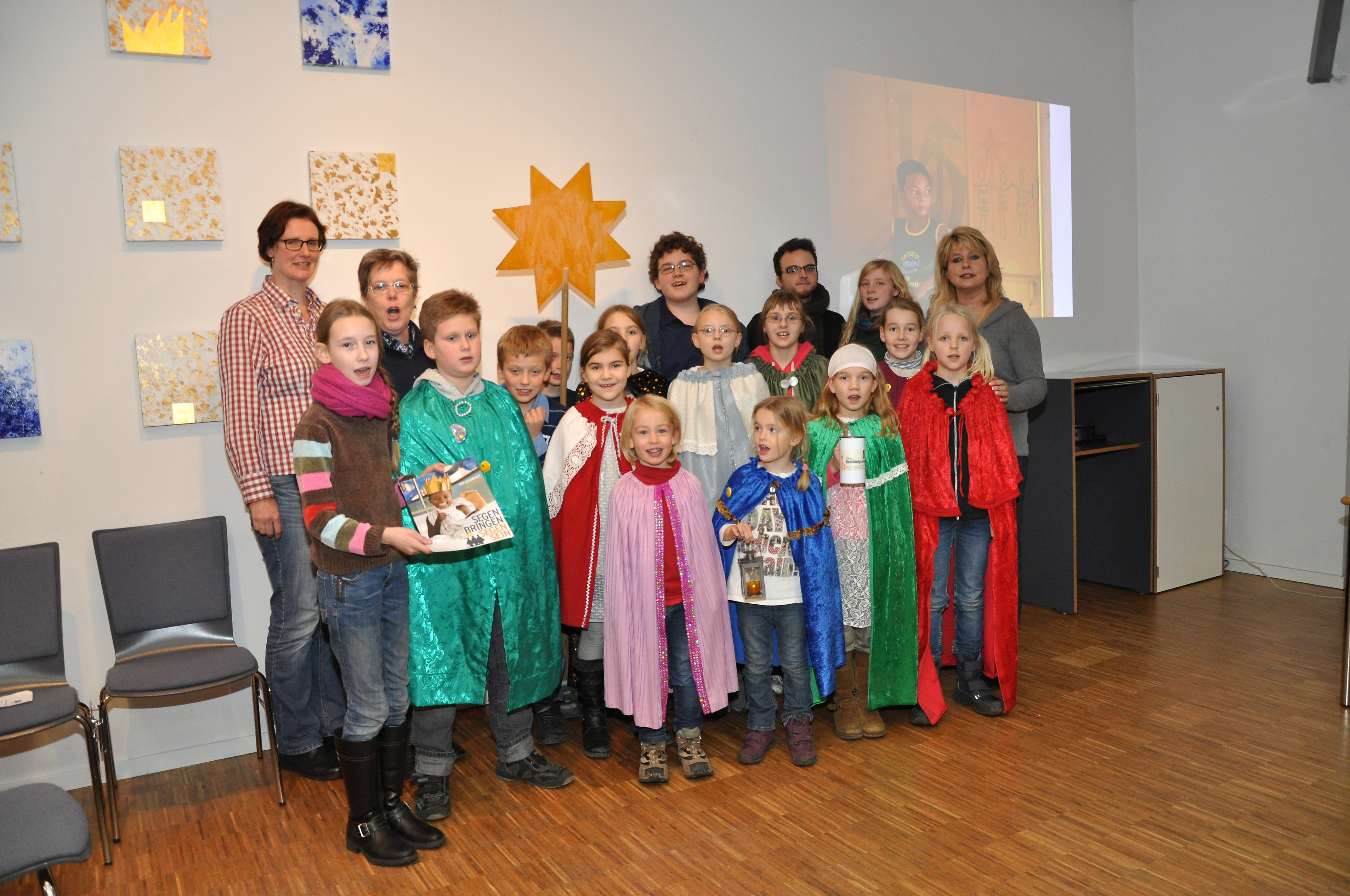 Beim Vorbereitungstreffen der Brackeler und Neuasselner Sternsinger im Brackeler Franz-Stock-Haus stand neben der Kleiderprobe auch die Information über die bevorstehende Hilfsaktion 2013 im Vordergrund.