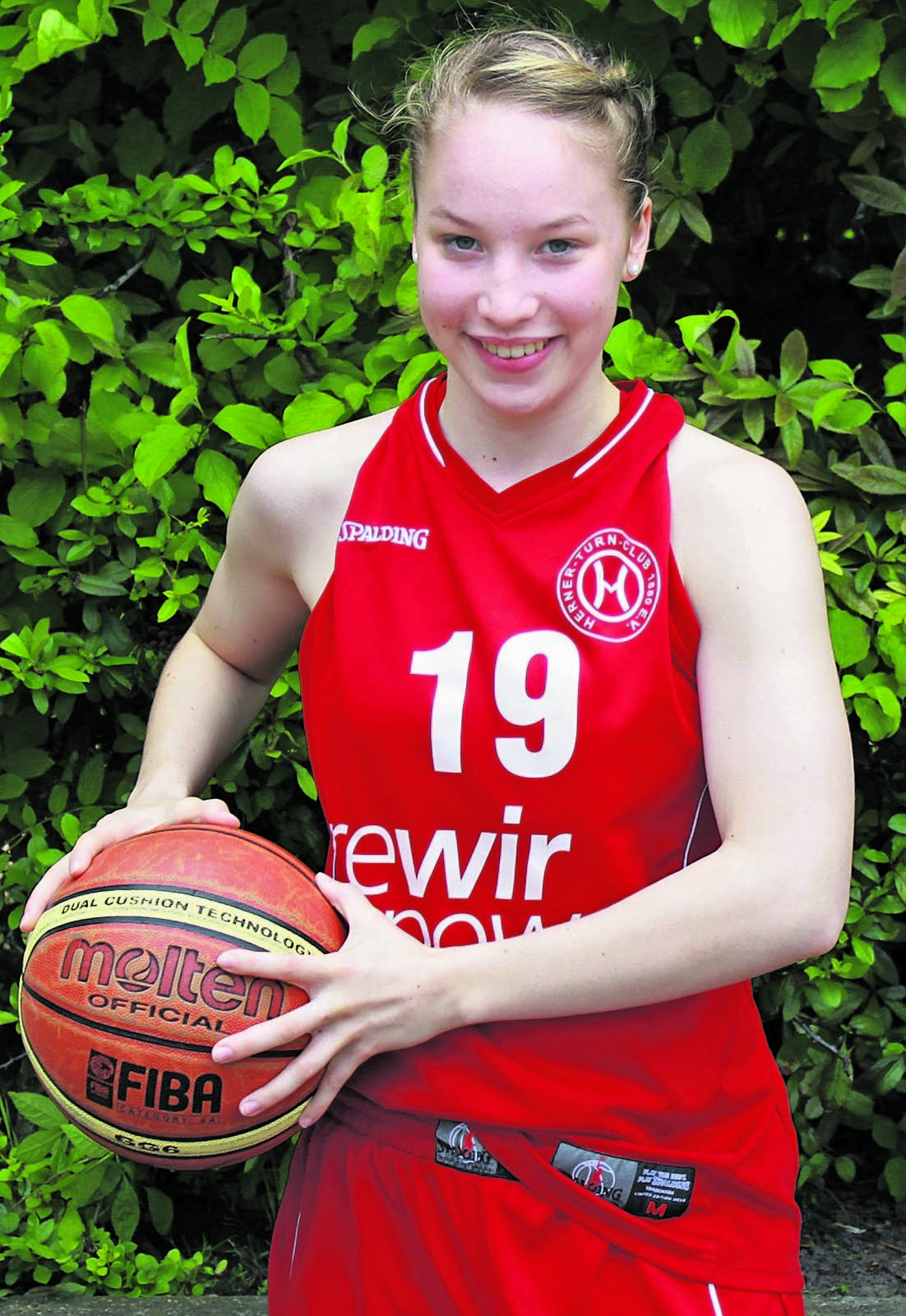 Toller Erfolg: Jule Kassack (linkes Bild) und Anna Lappenküper haben die Nominierungsurkunde für die U-16-Nationalmannschaft erhalten.