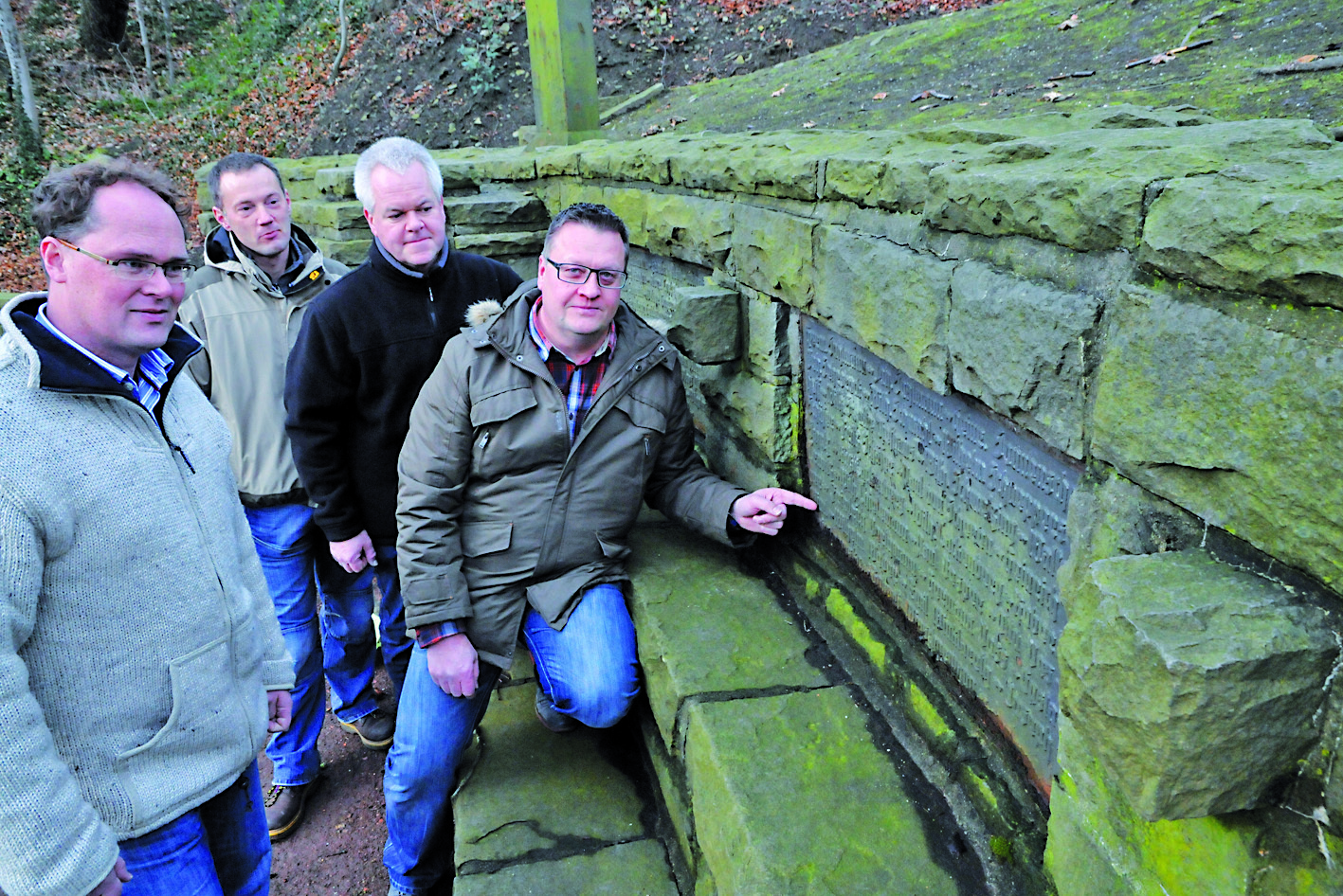 Der Vorstand des Bürgervereins Velbert-Nierenhof möchte das Ehrenmal vor dem weiteren Verfall retten, Robert Jesumann (von links), Axel Zimmer, Volker Schroeder und Stephan Simmet. Foto: Bangert