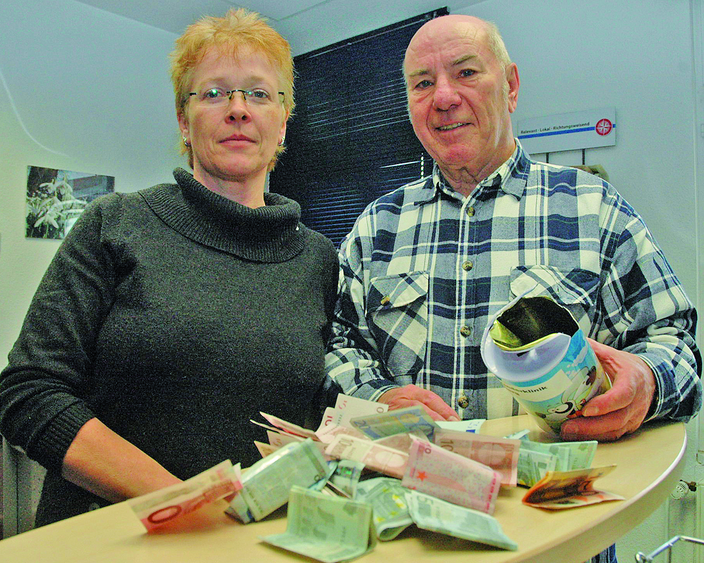 Monika Bucher und Lothar Jäger trafen sich in der Redaktion des Stadtanzeigers, um gemeinsam die Spardose zu öffnen. Fotos: Menke