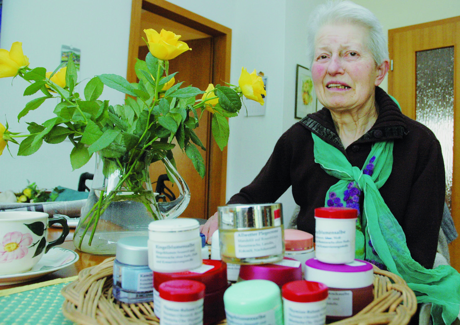 Hannelore Terschanski setzt ihr Wissen über Heilkräuter für den guten Zweck ein. Foto: von Lauff