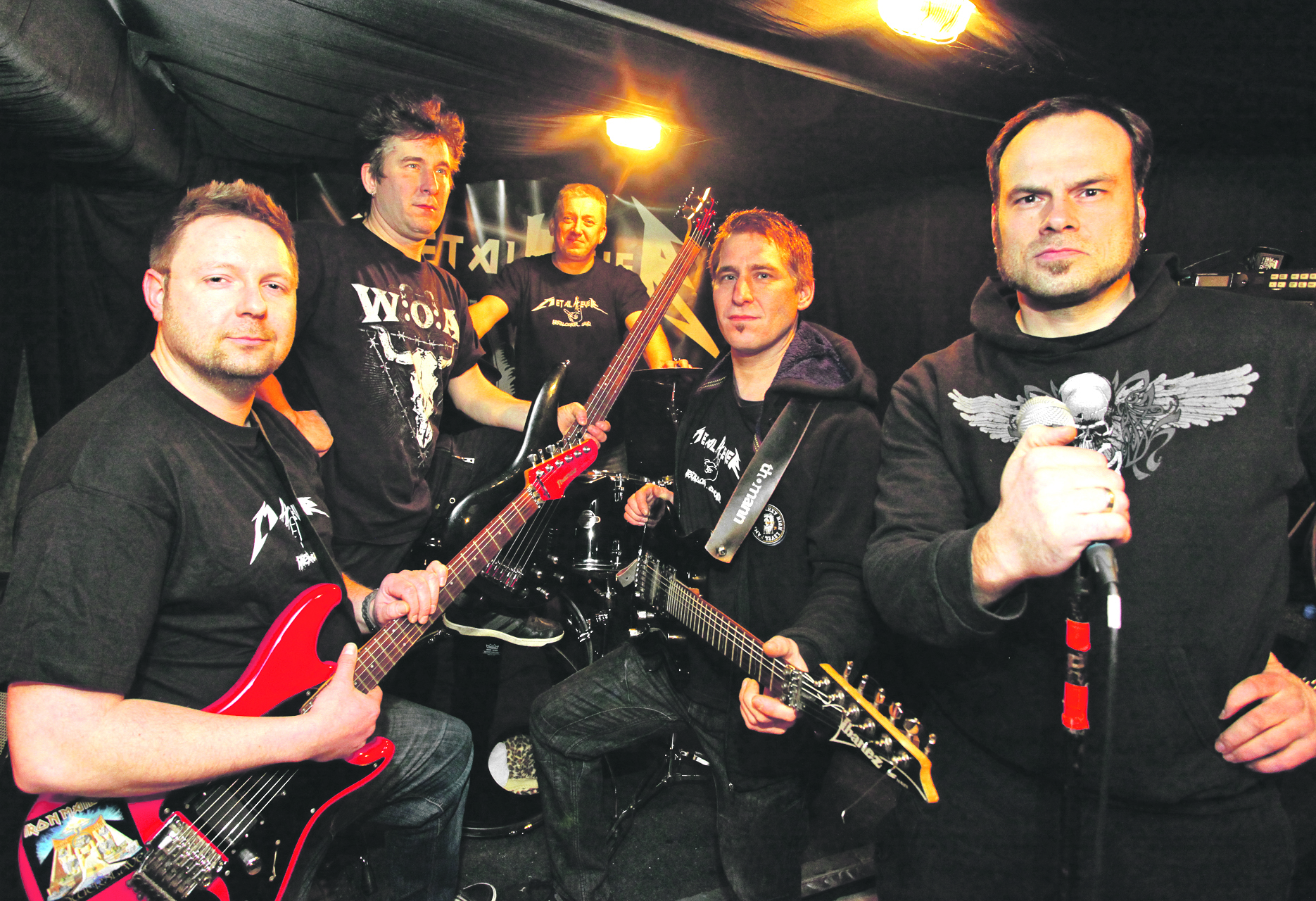 Stefan Jähne, Karl Offert, Frank Durchholz, Fred Offert und Harry Bäcker verkörpern die Metal-Coverband „Metal 4 ever“.