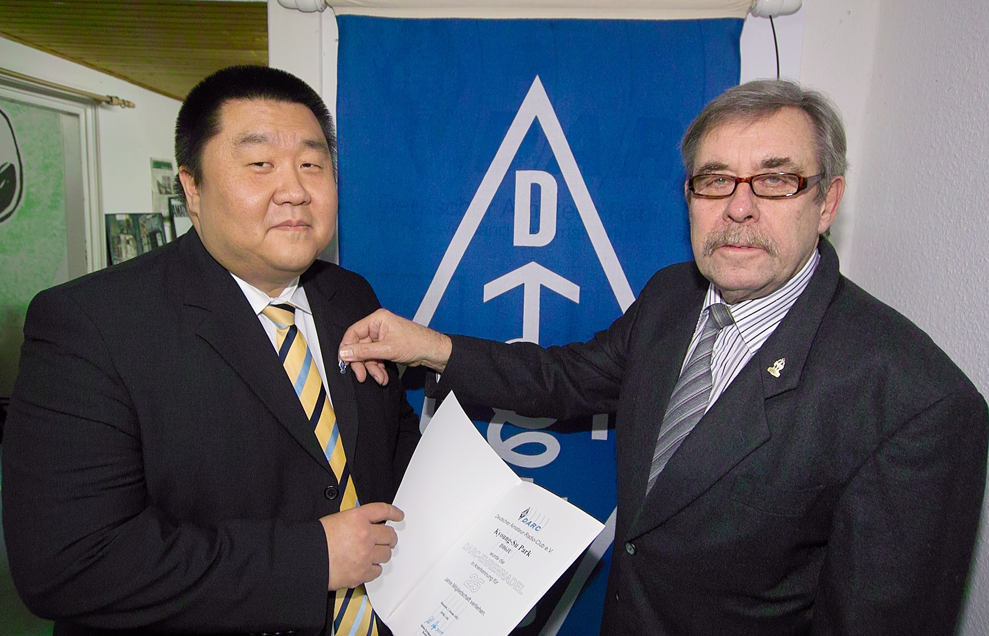 ....dann überreichte er ihm die silberene Ehrennadel des Deutschen Amateur Radio Clubs. Fotos: WachterStorm