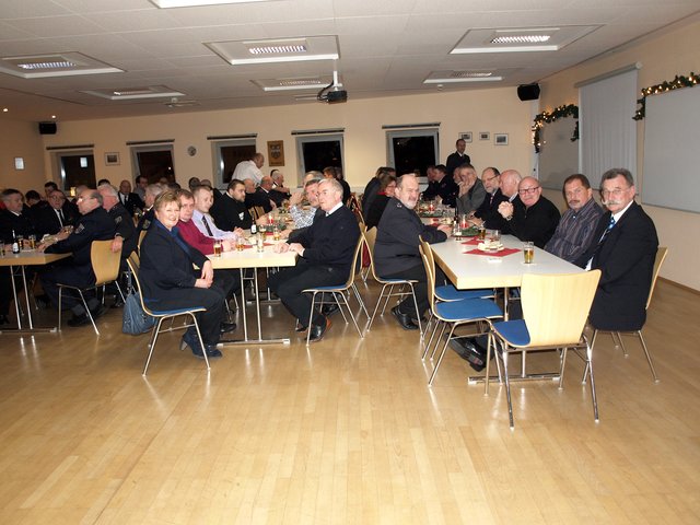 Im Saal der Rettungswache in Westig waren neben Mitgliedern der Feuerwehr Hemer auch Vertreter aus der Politik unter den Gästen beim Jahresrückblick der Freiwilligen Feuerwehr Hemer.