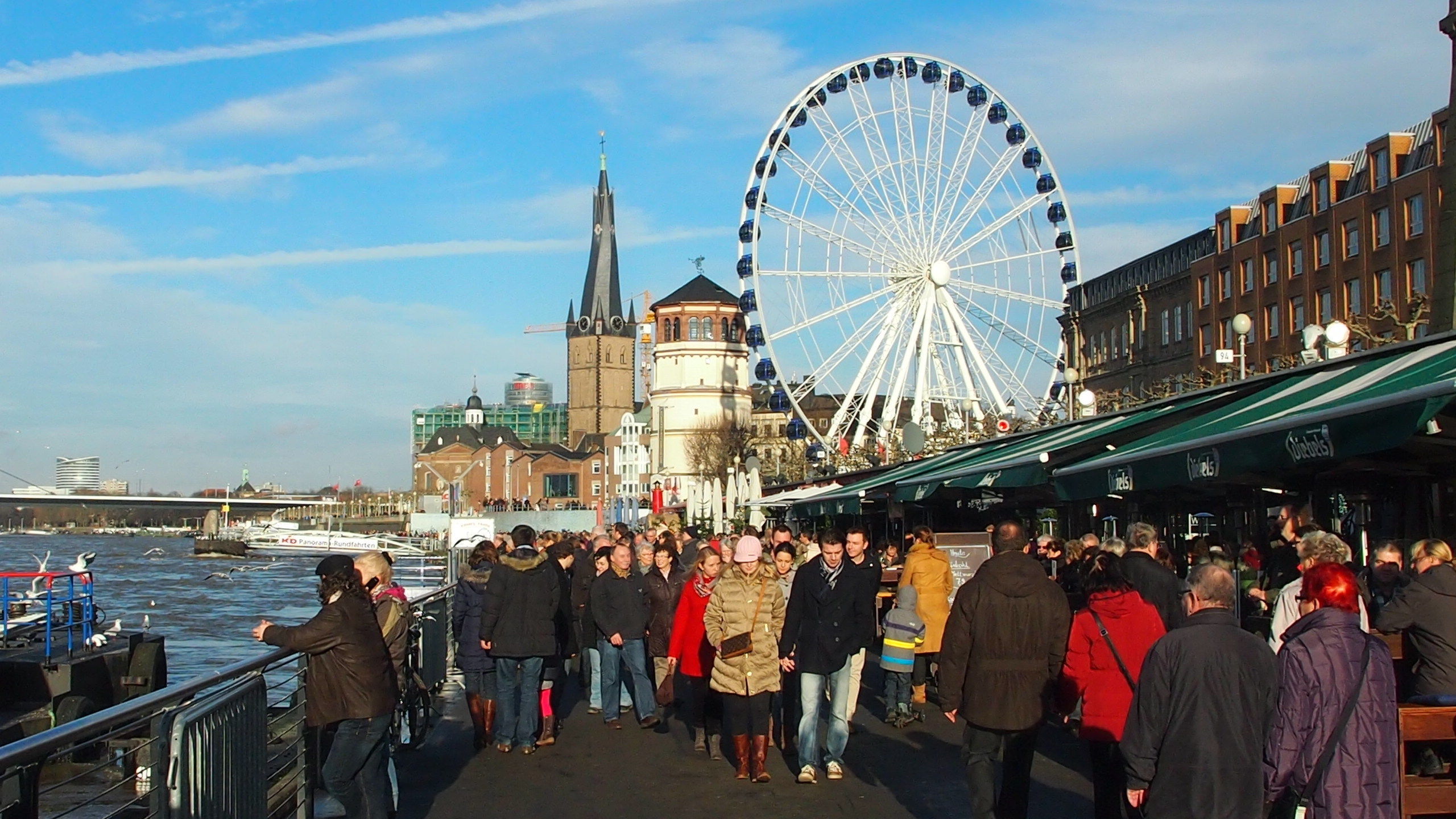 Das schöne Wetter lockte viele Menschen an den Rhein.