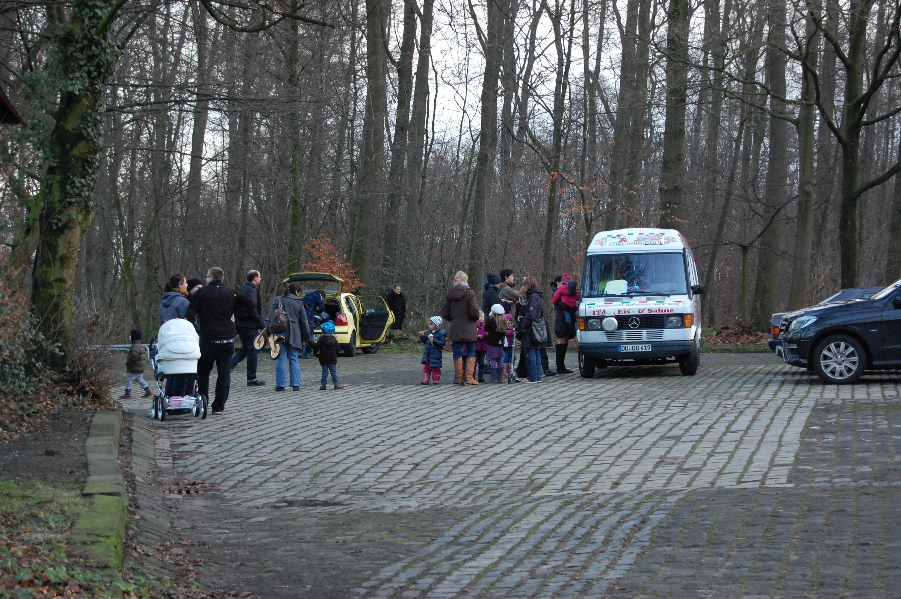 Mitten im Dezember! Warteschlange vor dem Eiswagen!
