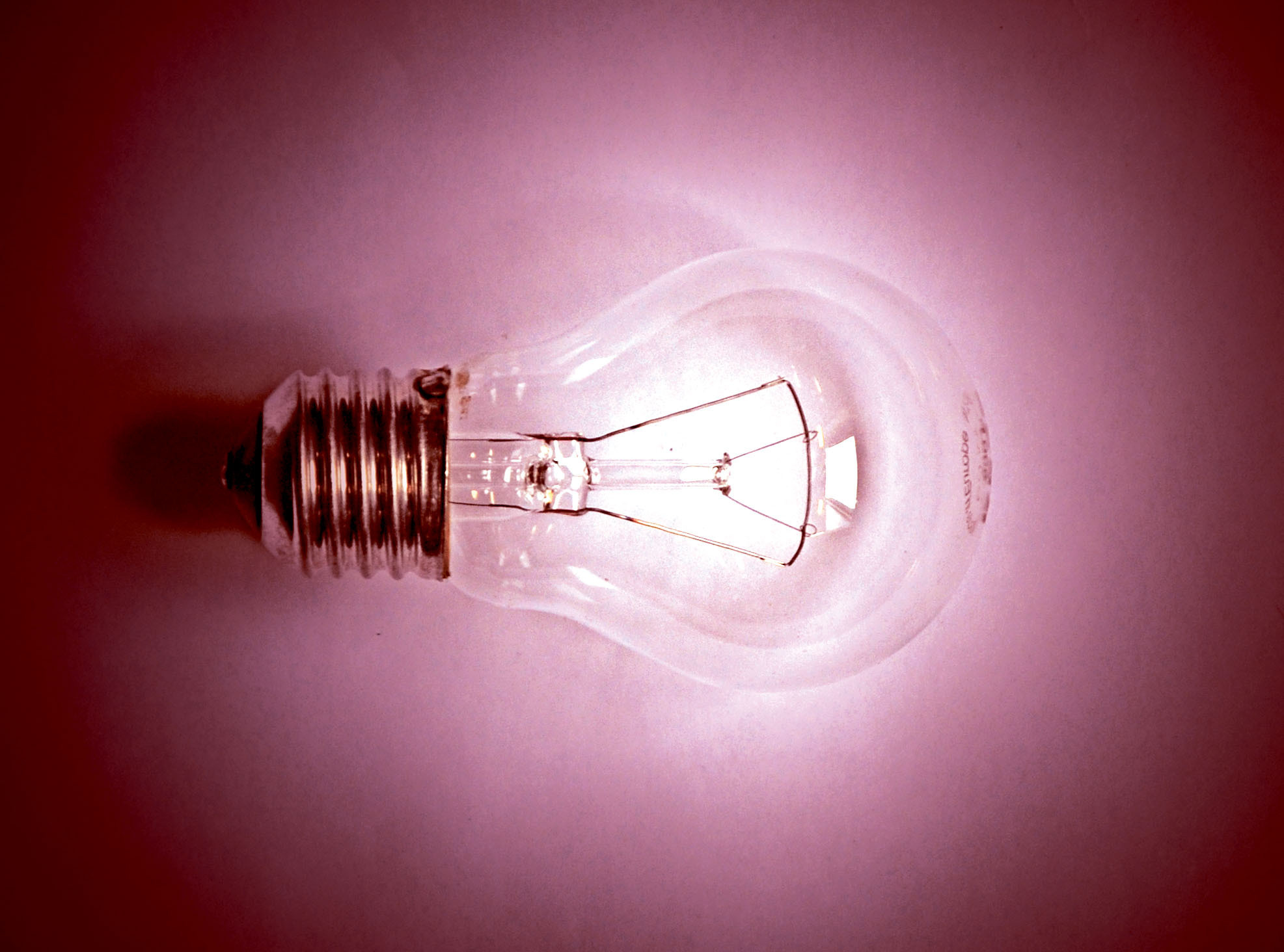 Zappenduster wurde es auch für die Glühbirne, die am ersten September ihren Abgesang hatte. Der hohe Energieverlust durch Abwärme weicht damit endgültig dem Gift der Energiesparlampe.